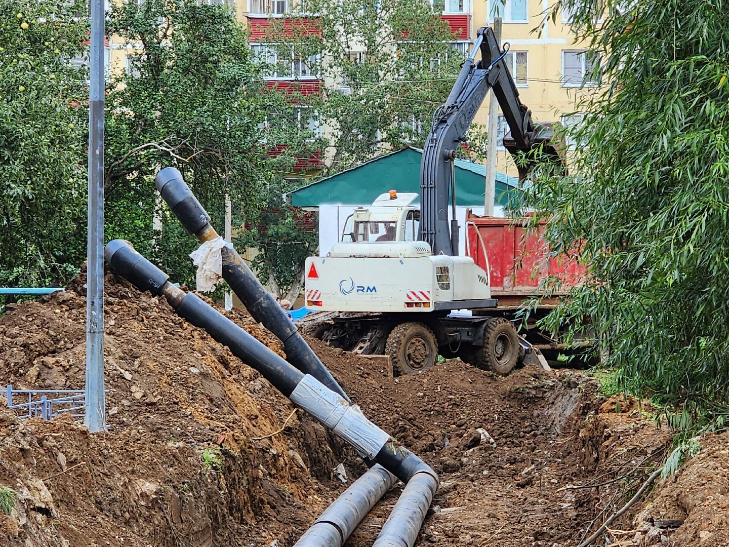 чехов,  вишневый бульвар, улица чехова, капремонт теплосети, модернизация теплотрассы,  замена труб отопления и гвс, теплоснабжение, горячее водоснабжение, траншеи, подготовка оснований под трубы, завоз сыпучих материалов, песок и грунт, губернатор подмосковья, госпрограмма московской области, развитие инженерной инфраструктуры, портал добродел, заявки жителей,