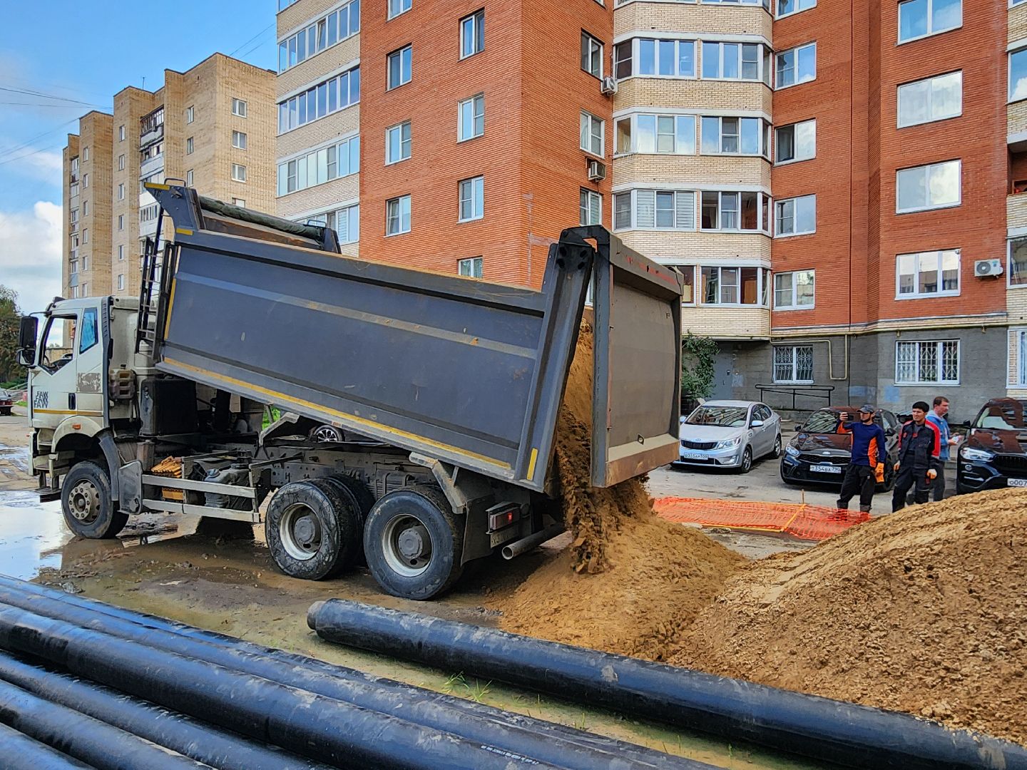 чехов,  вишневый бульвар, улица чехова, капремонт теплосети, модернизация теплотрассы,  замена труб отопления и гвс, теплоснабжение, горячее водоснабжение, траншеи, подготовка оснований под трубы, завоз сыпучих материалов, песок и грунт, губернатор подмосковья, госпрограмма московской области, развитие инженерной инфраструктуры, портал добродел, заявки жителей,