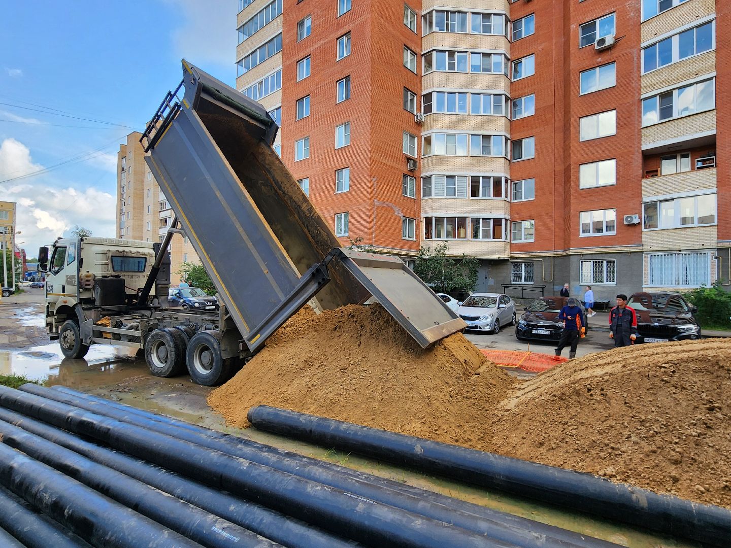 чехов,  вишневый бульвар, улица чехова, капремонт теплосети, модернизация теплотрассы,  замена труб отопления и гвс, теплоснабжение, горячее водоснабжение, траншеи, подготовка оснований под трубы, завоз сыпучих материалов, песок и грунт, губернатор подмосковья, госпрограмма московской области, развитие инженерной инфраструктуры, портал добродел, заявки жителей,