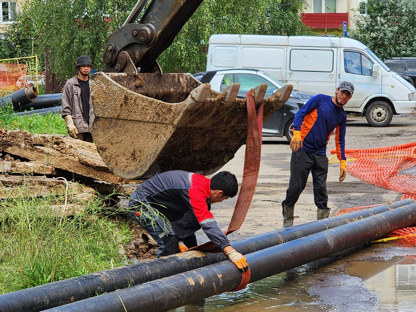 чехов,  вишневый бульвар, улица чехова, капремонт теплосети, модернизация теплотрассы,  замена труб отопления и гвс, теплоснабжение, горячее водоснабжение, траншеи, подготовка оснований под трубы, завоз сыпучих материалов, песок и грунт, губернатор подмосковья, госпрограмма московской области, развитие инженерной инфраструктуры, портал добродел, заявки жителей,