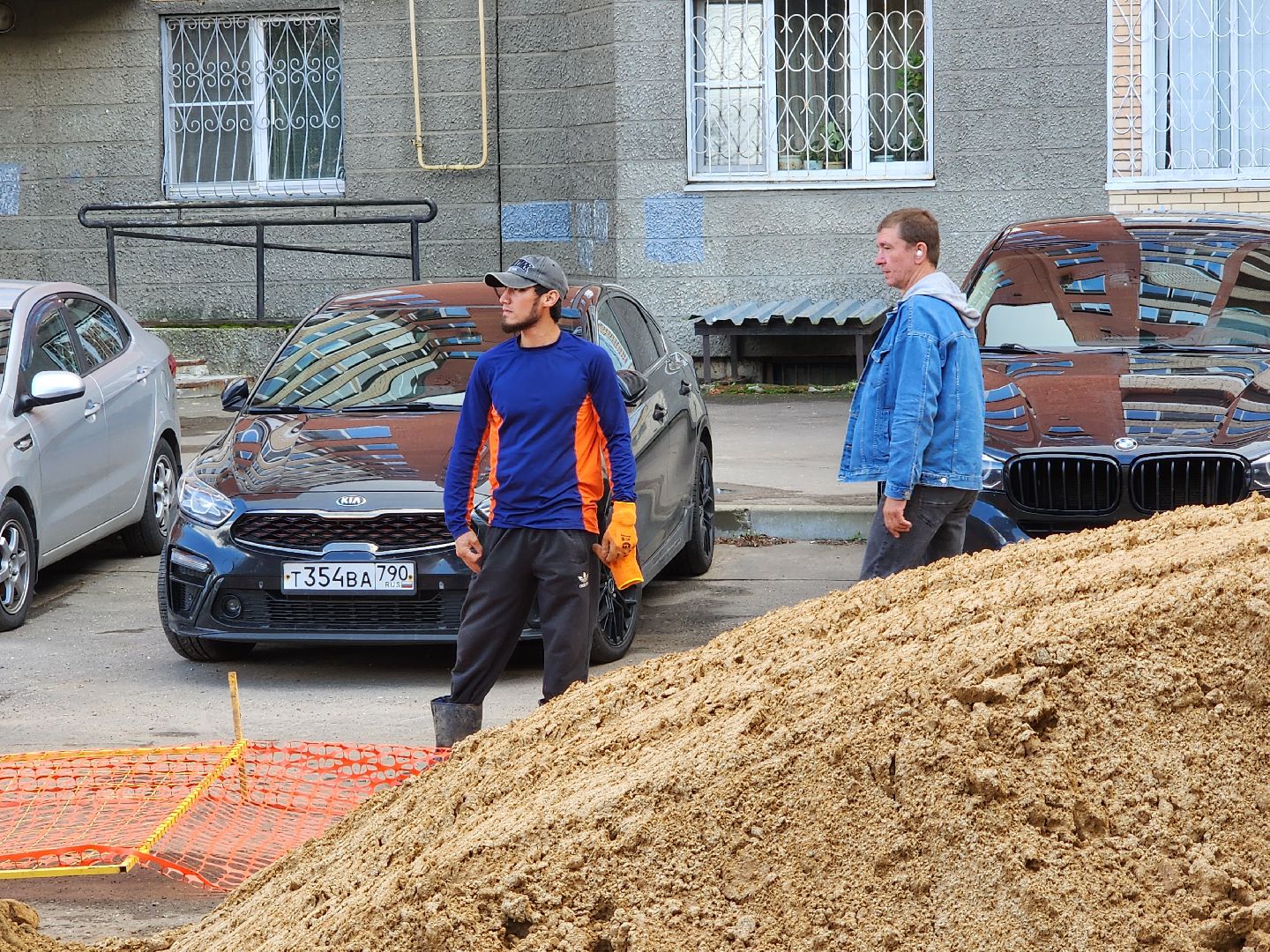 чехов,  вишневый бульвар, улица чехова, капремонт теплосети, модернизация теплотрассы,  замена труб отопления и гвс, теплоснабжение, горячее водоснабжение, траншеи, подготовка оснований под трубы, завоз сыпучих материалов, песок и грунт, губернатор подмосковья, госпрограмма московской области, развитие инженерной инфраструктуры, портал добродел, заявки жителей,