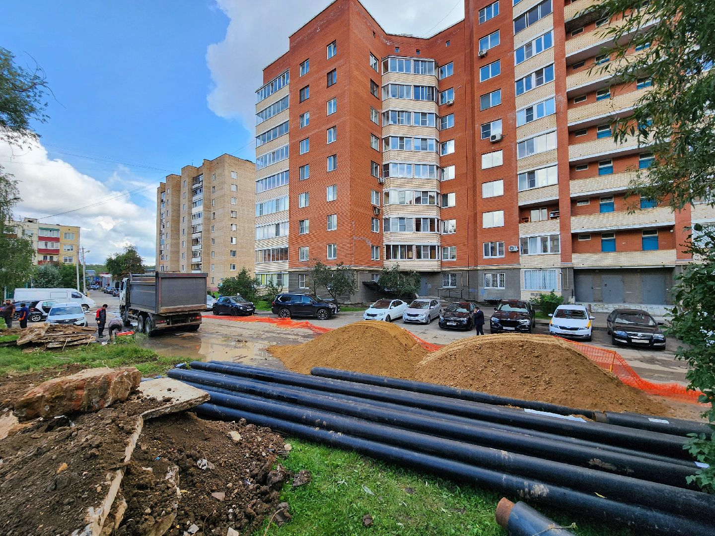 чехов,  вишневый бульвар, улица чехова, капремонт теплосети, модернизация теплотрассы,  замена труб отопления и гвс, теплоснабжение, горячее водоснабжение, траншеи, подготовка оснований под трубы, завоз сыпучих материалов, песок и грунт, губернатор подмосковья, госпрограмма московской области, развитие инженерной инфраструктуры, портал добродел, заявки жителей,