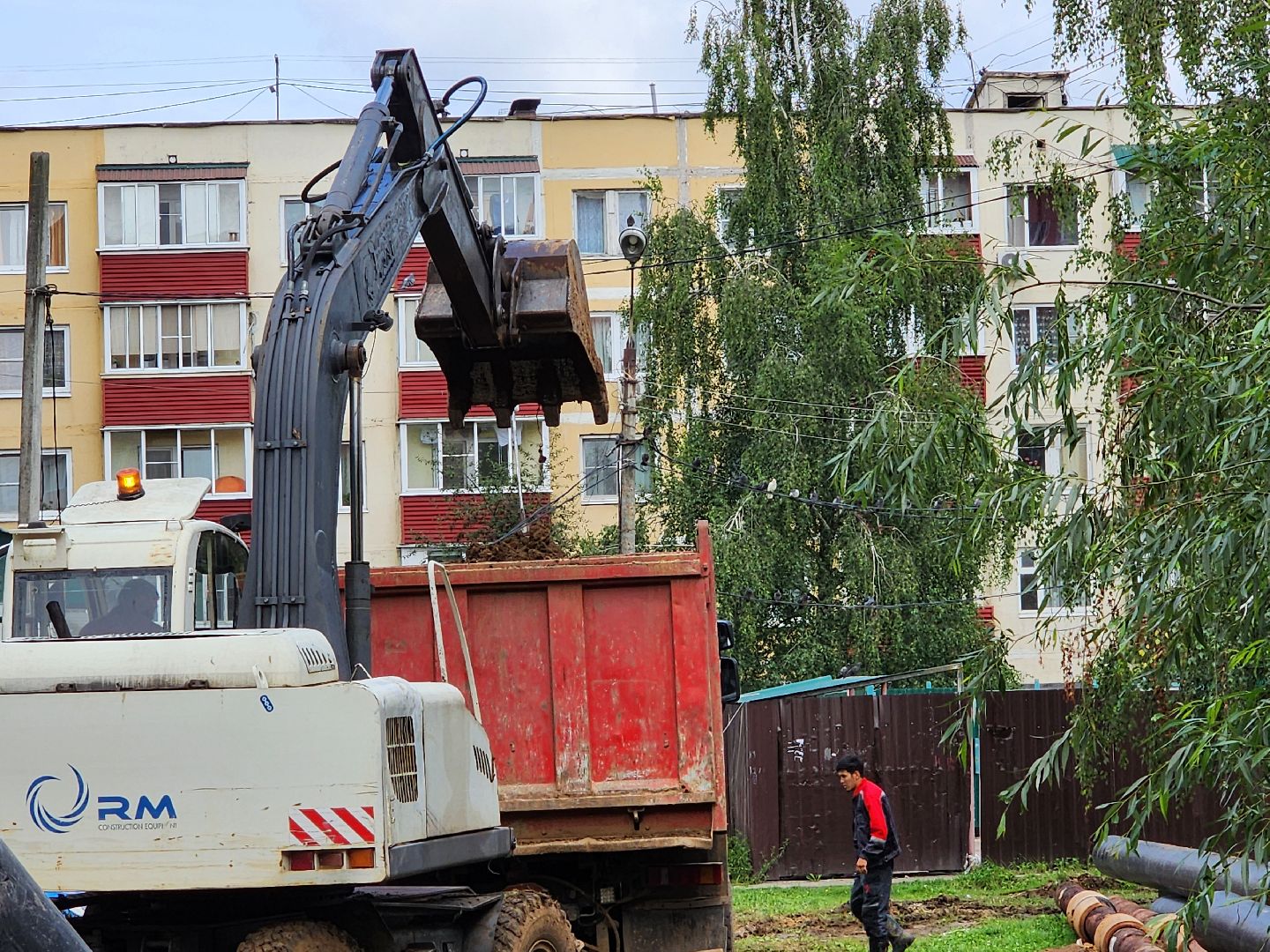 чехов,  вишневый бульвар, улица чехова, капремонт теплосети, модернизация теплотрассы,  замена труб отопления и гвс, теплоснабжение, горячее водоснабжение, траншеи, подготовка оснований под трубы, завоз сыпучих материалов, песок и грунт, губернатор подмосковья, госпрограмма московской области, развитие инженерной инфраструктуры, портал добродел, заявки жителей,