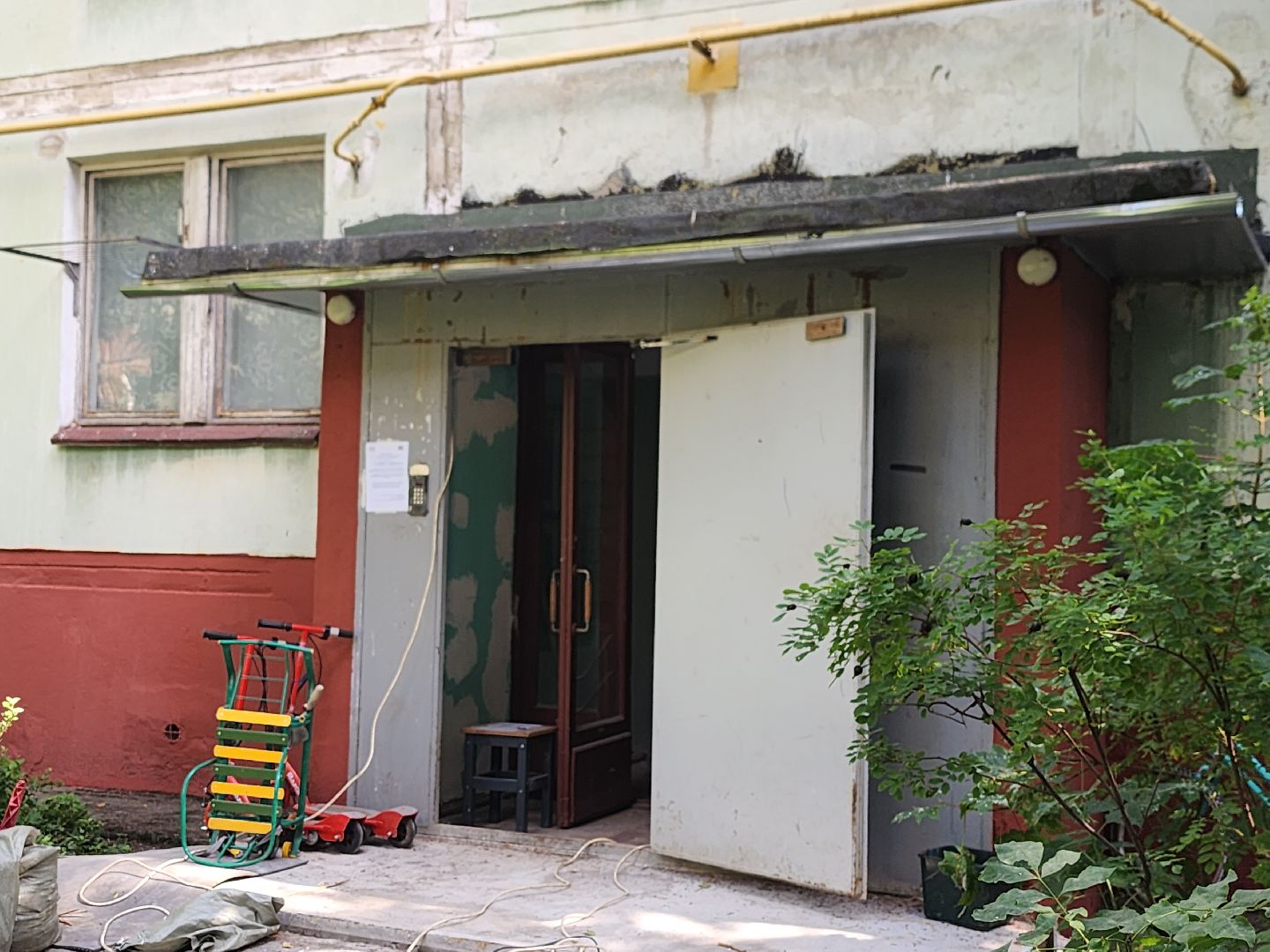 королёв, благоустройство ,  обновленный подъезд на улице Тихомировой,