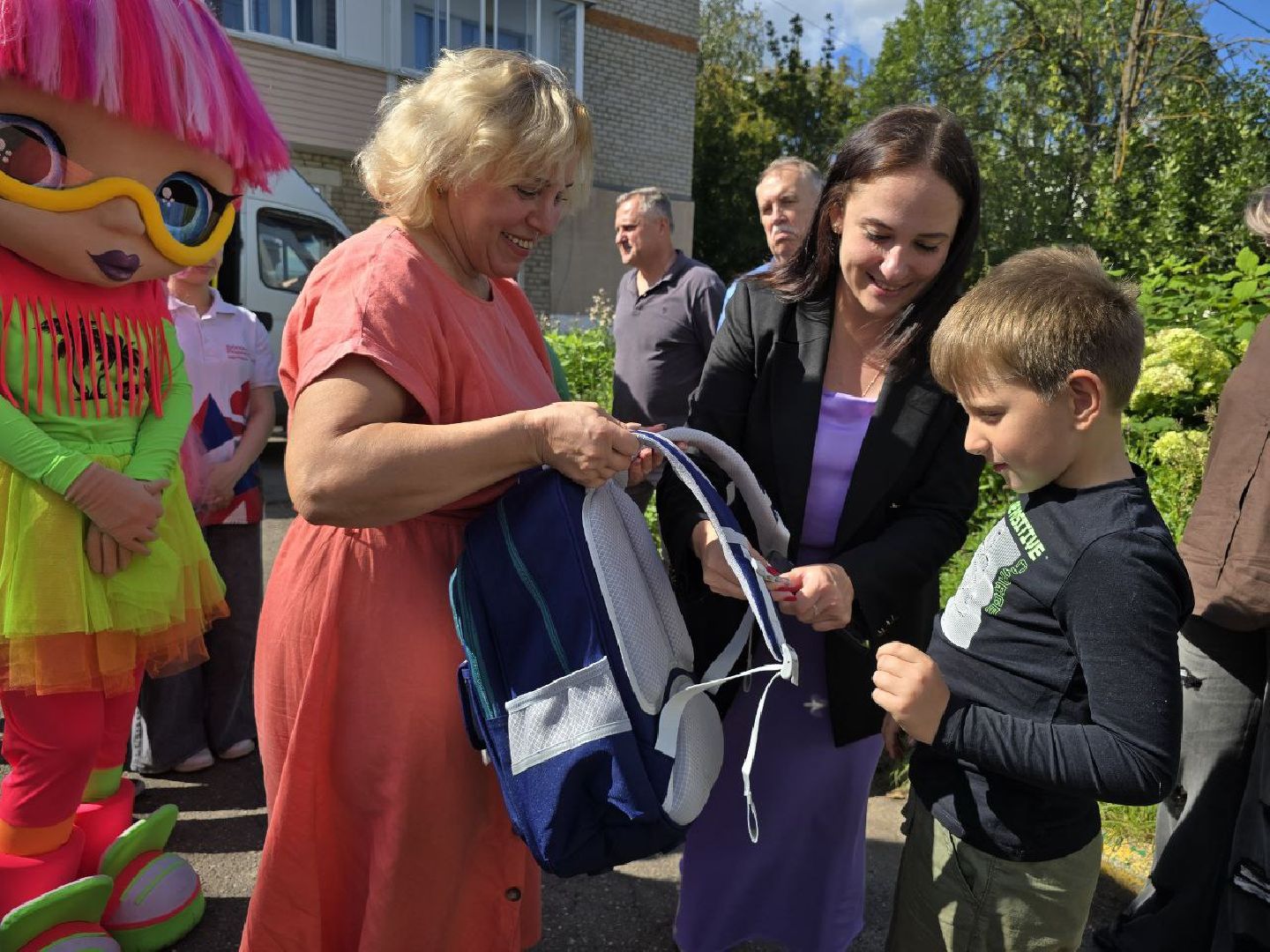 можайск, можайский муниципальный округ, подмосковье, 1 сентября, общество, рюкзаки , губернатор мо,  подарки от губернатора,