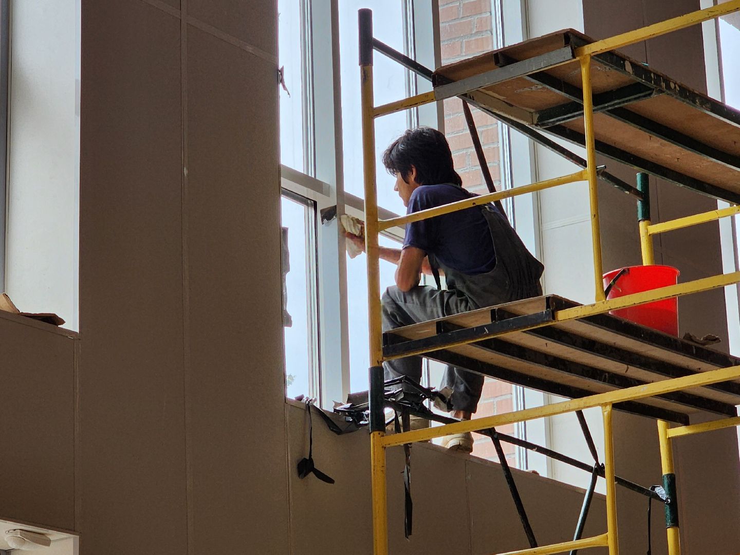 чехов, школа 3, пристройка на 200 мест, строительство, спортивные залы, актовый зал, читальный зал, оборудование, оснащение, техника, уборка, чистка окон, госпрограмма московской области, губернатор подмосковья,