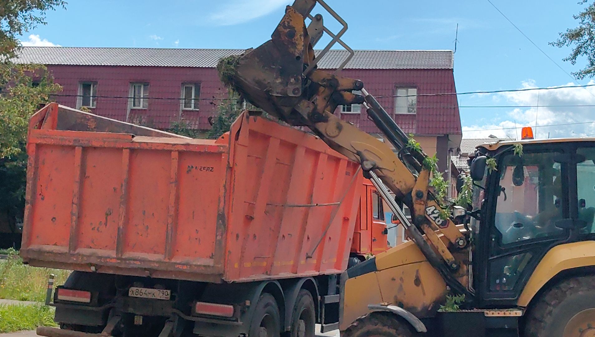 сквер, тротуар, урна, лавочка, камера видеонаблюдения,