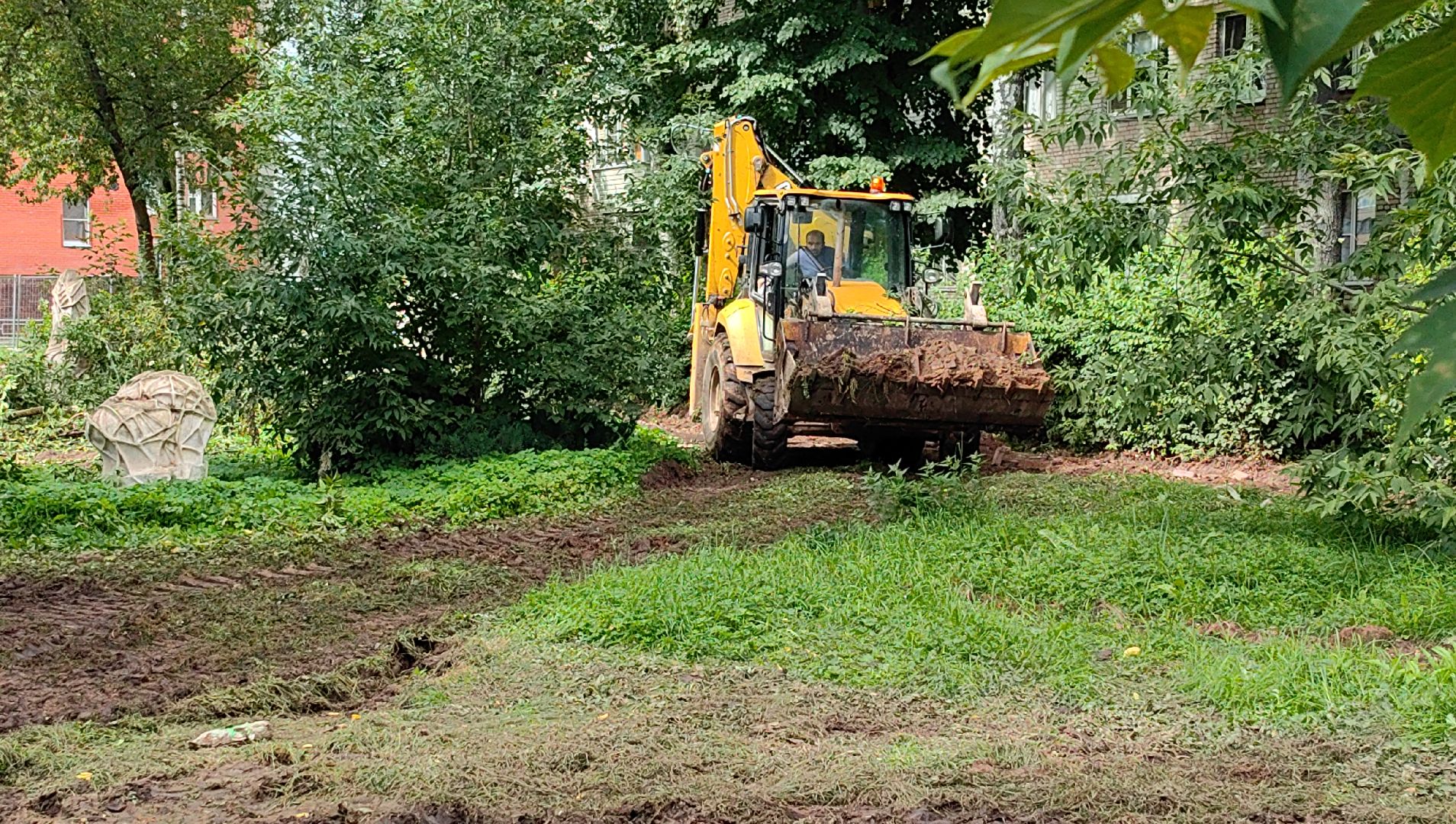 сквер, тротуар, урна, лавочка, камера видеонаблюдения,