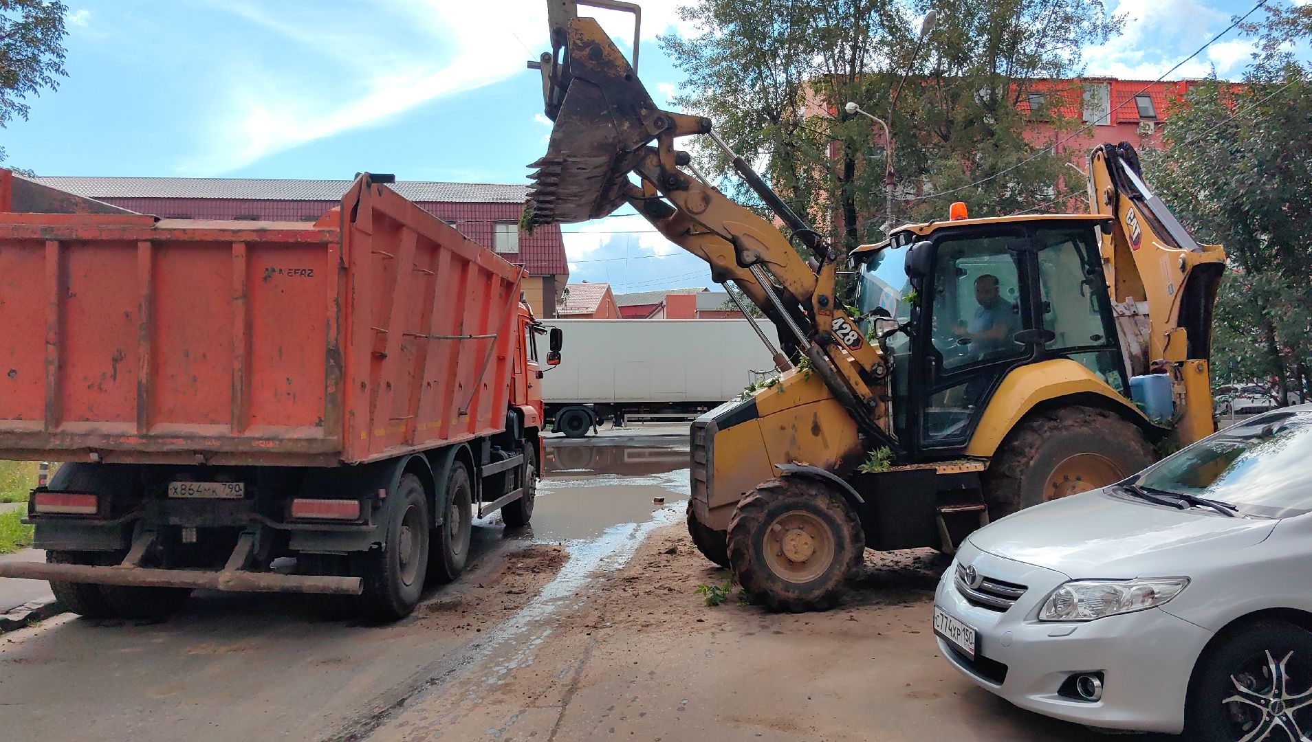 сквер, тротуар, урна, лавочка, камера видеонаблюдения,