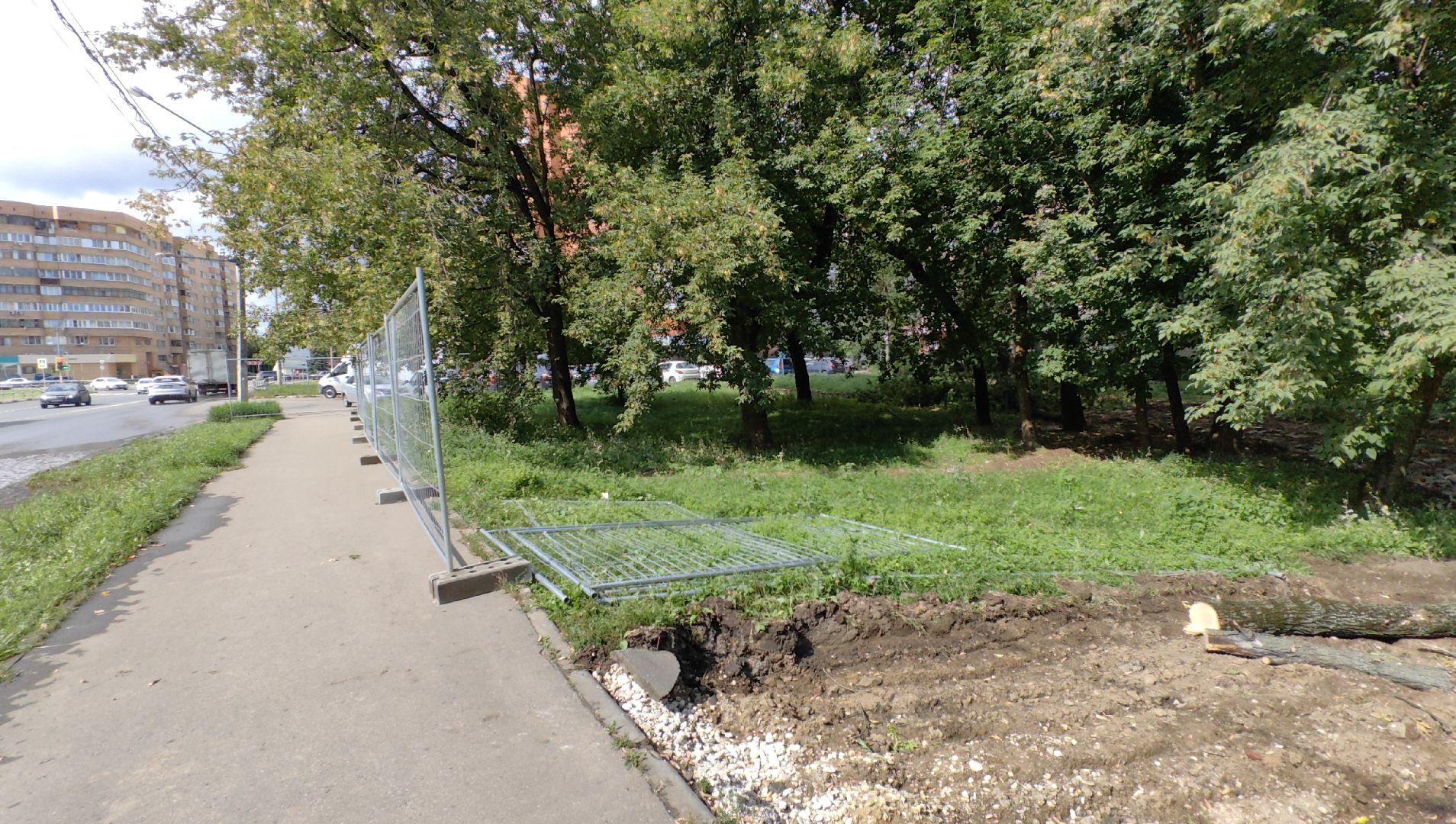 сквер, тротуар, урна, лавочка, камера видеонаблюдения,