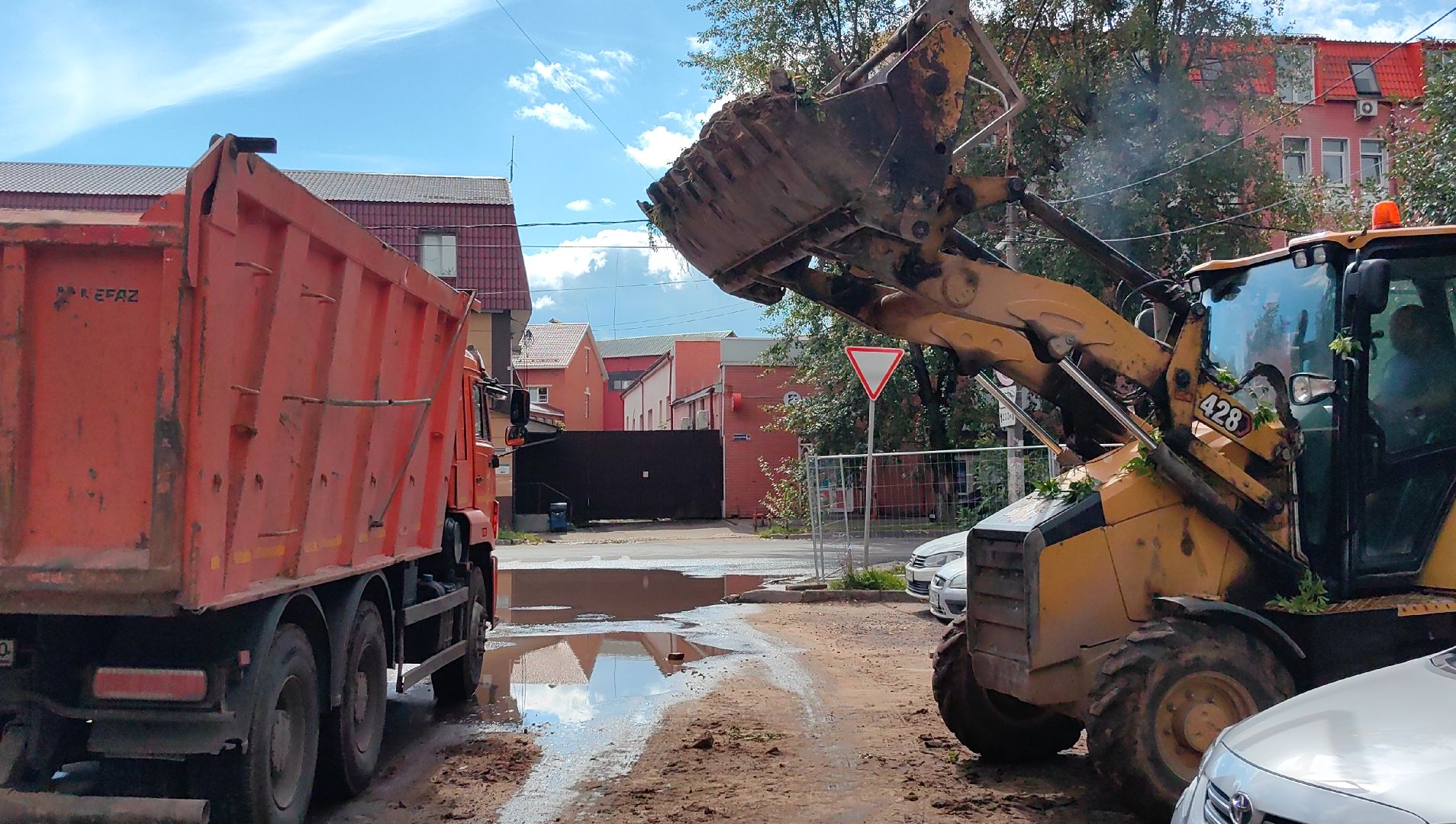 сквер, тротуар, урна, лавочка, камера видеонаблюдения,