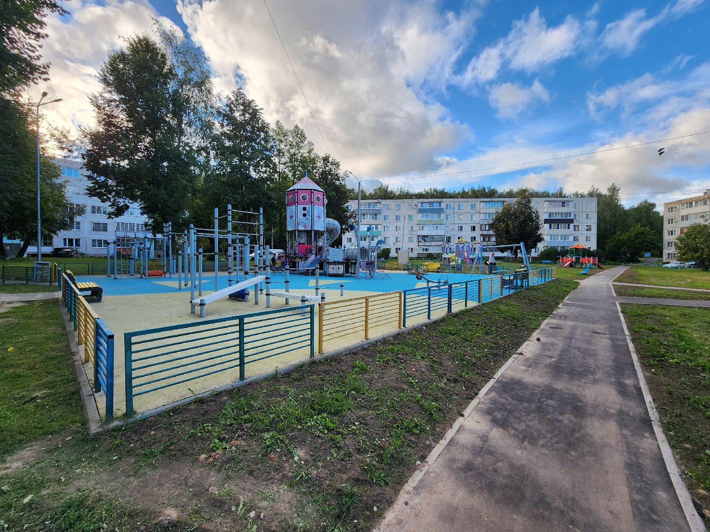 чехов, деревня манушкино , благоустройство двора , парковки , тротуары , пешеходные дорожки, детские площадки, зоны отдыха , уличное освещение, госпрограмма московской области, формирование комфортной городской среды,