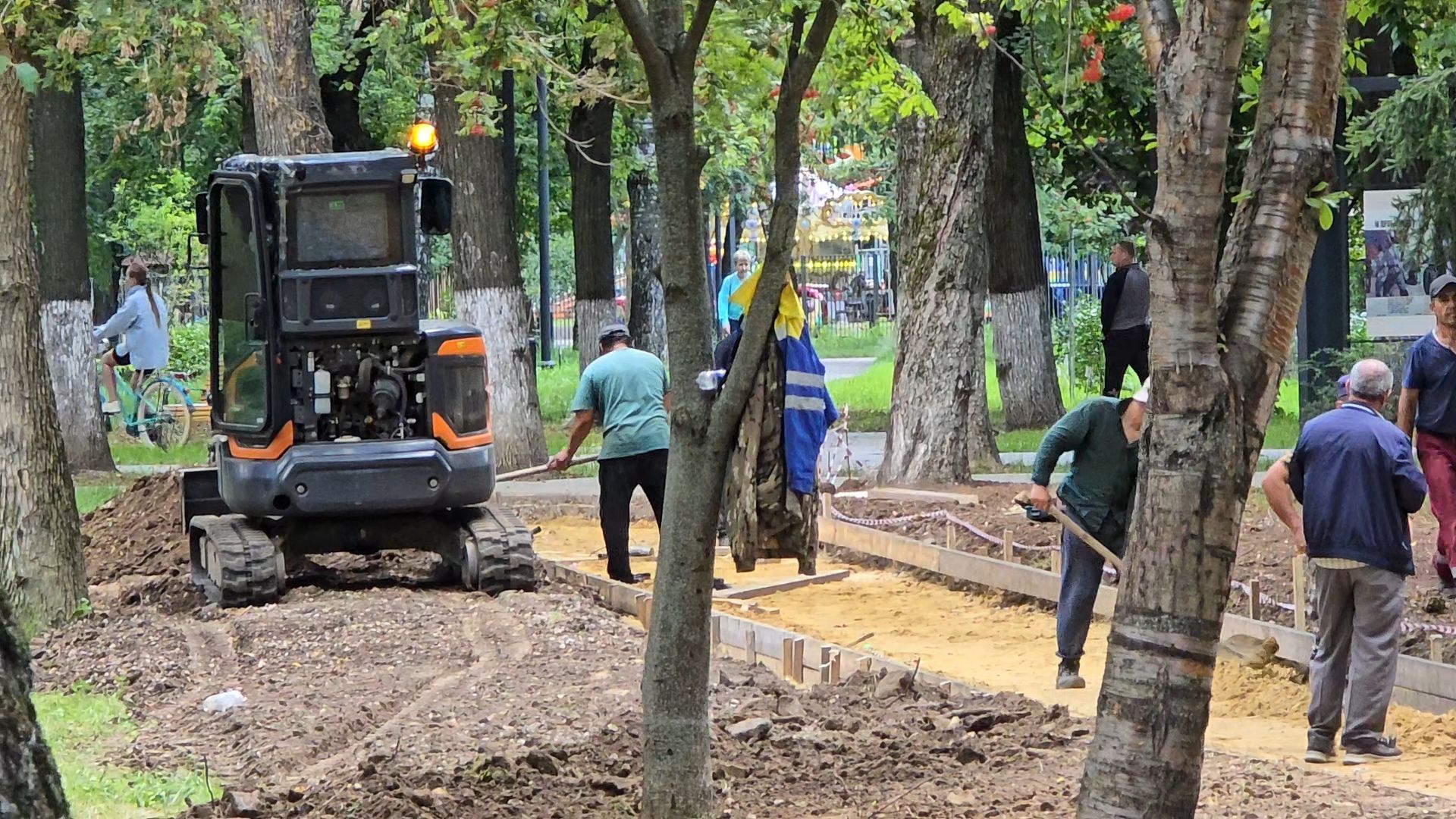 Коломна, парк мира, пешеходные дорожки,