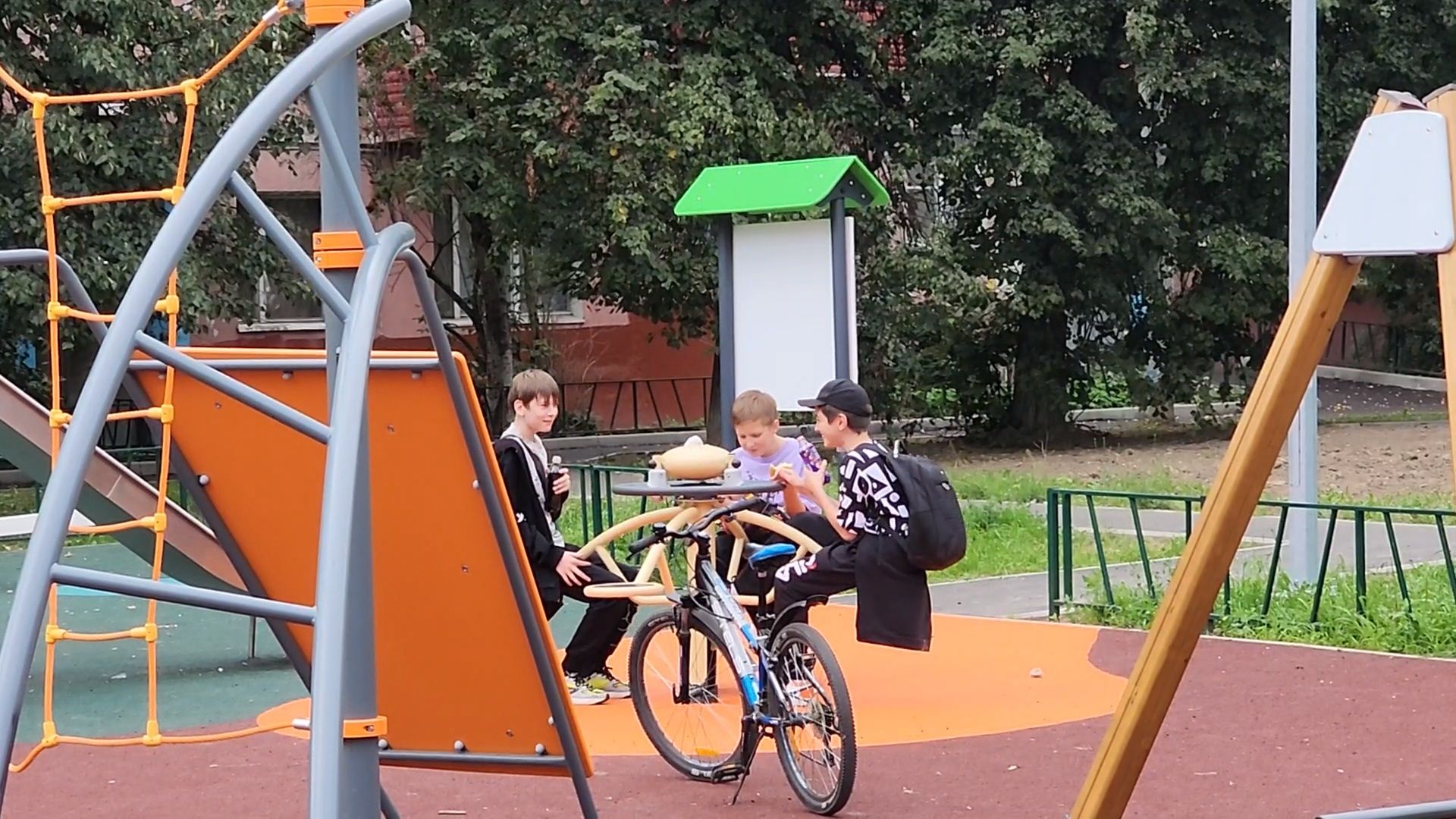 чехов, улица мира, благоустройство двора, детские площадки, спортивные площадки, тренажерный комплекс, зоны отдыха, госпрограмма московской области, формирование комфортной городской среды,воркаут,