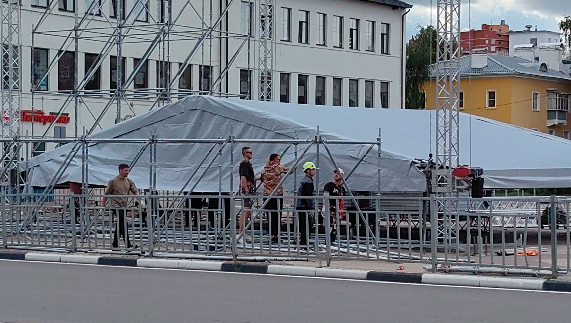 сцена , праздник, день города, флаг, выставка,