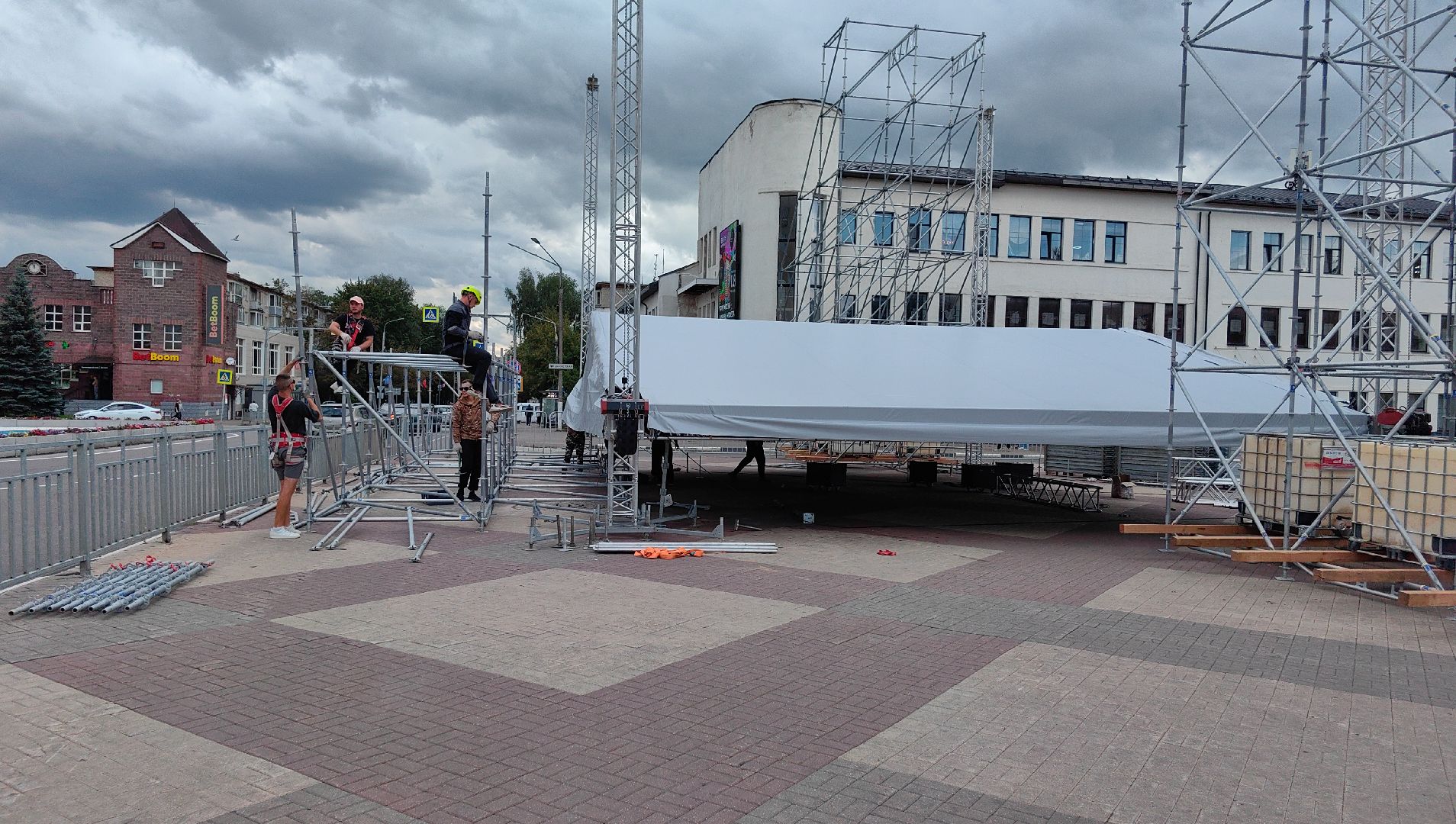 сцена , праздник, день города, флаг, выставка,