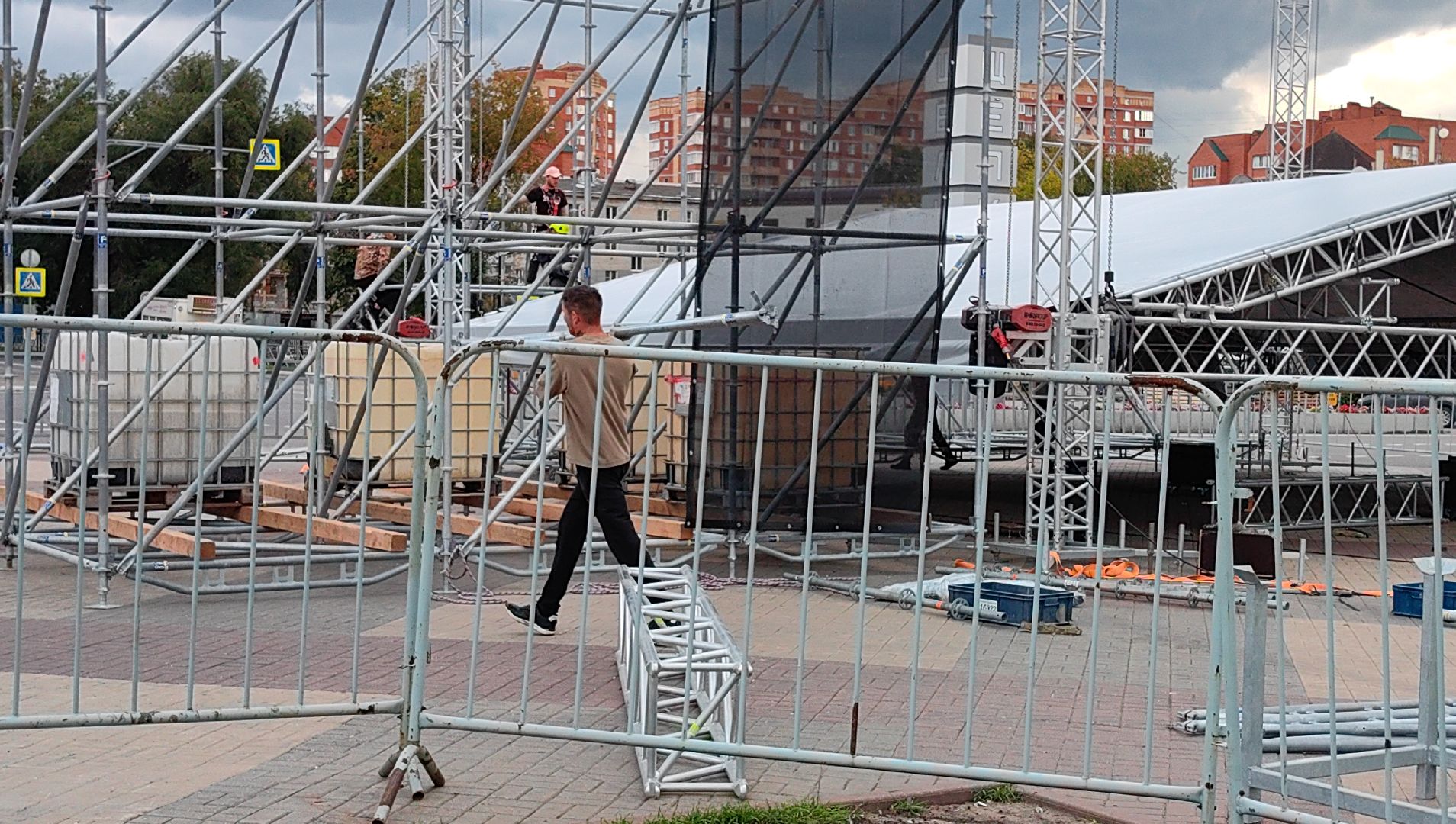 сцена , праздник, день города, флаг, выставка,