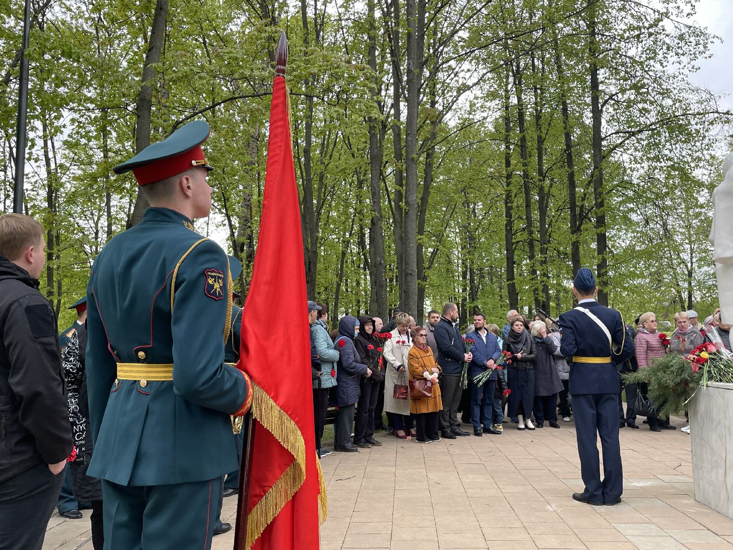 Цветы, памятник