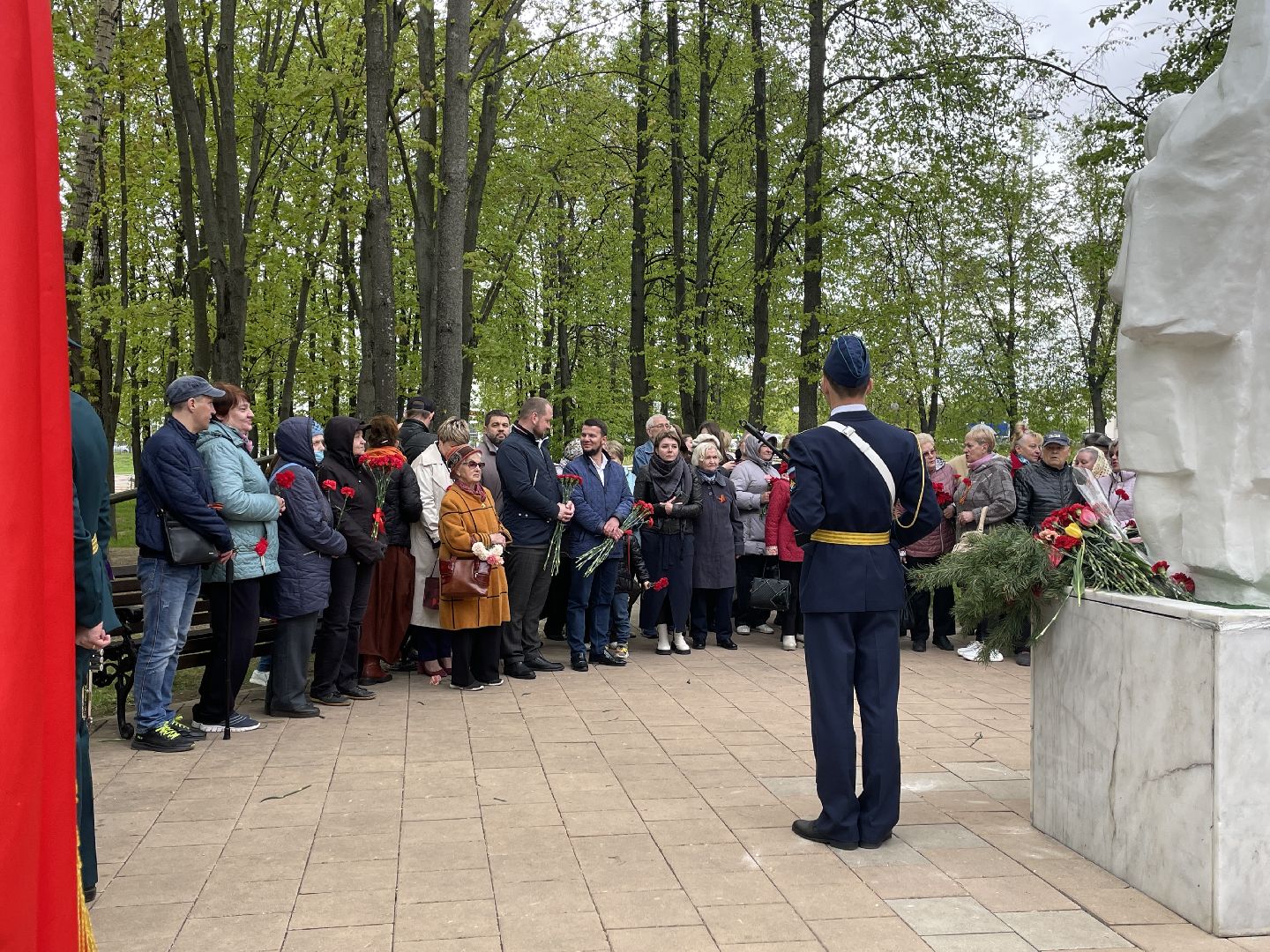 Цветы, памятник