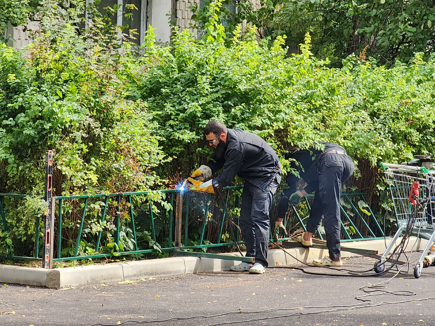 чехов, улица мира, благоустройство двора, установка ограждений, покраска ограды, наружное освещение, уличное освещение, видеокамеры, система безопасный регион, детские площадки, спортивные комплексы, парковки, пешеходные дорожки, госпрограмма московской области, зоны отдыха, формирование комфортной городской среды,