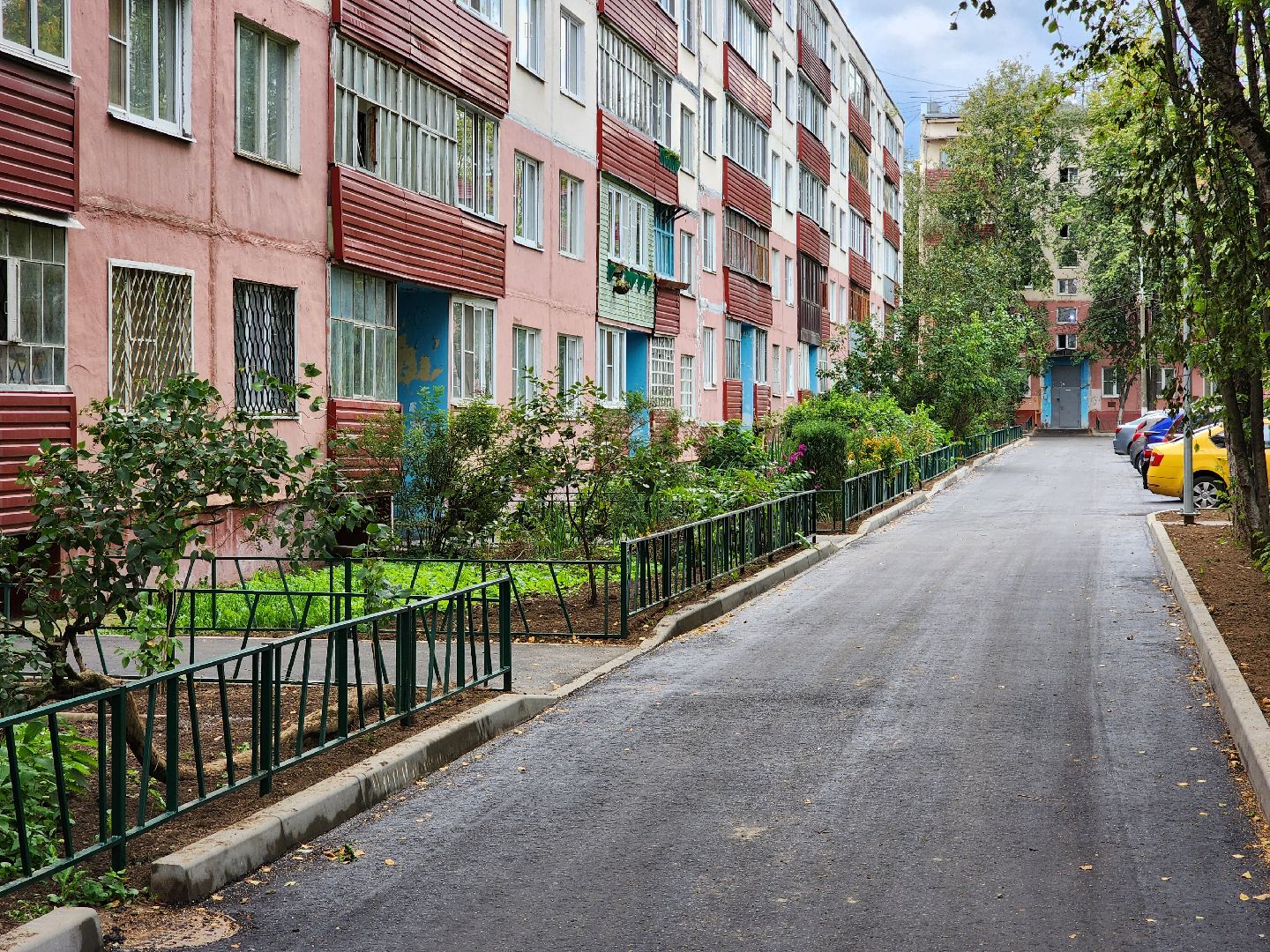 чехов, улица мира, благоустройство двора, установка ограждений, покраска ограды, наружное освещение, уличное освещение, видеокамеры, система безопасный регион, детские площадки, спортивные комплексы, парковки, пешеходные дорожки, госпрограмма московской области, зоны отдыха, формирование комфортной городской среды,