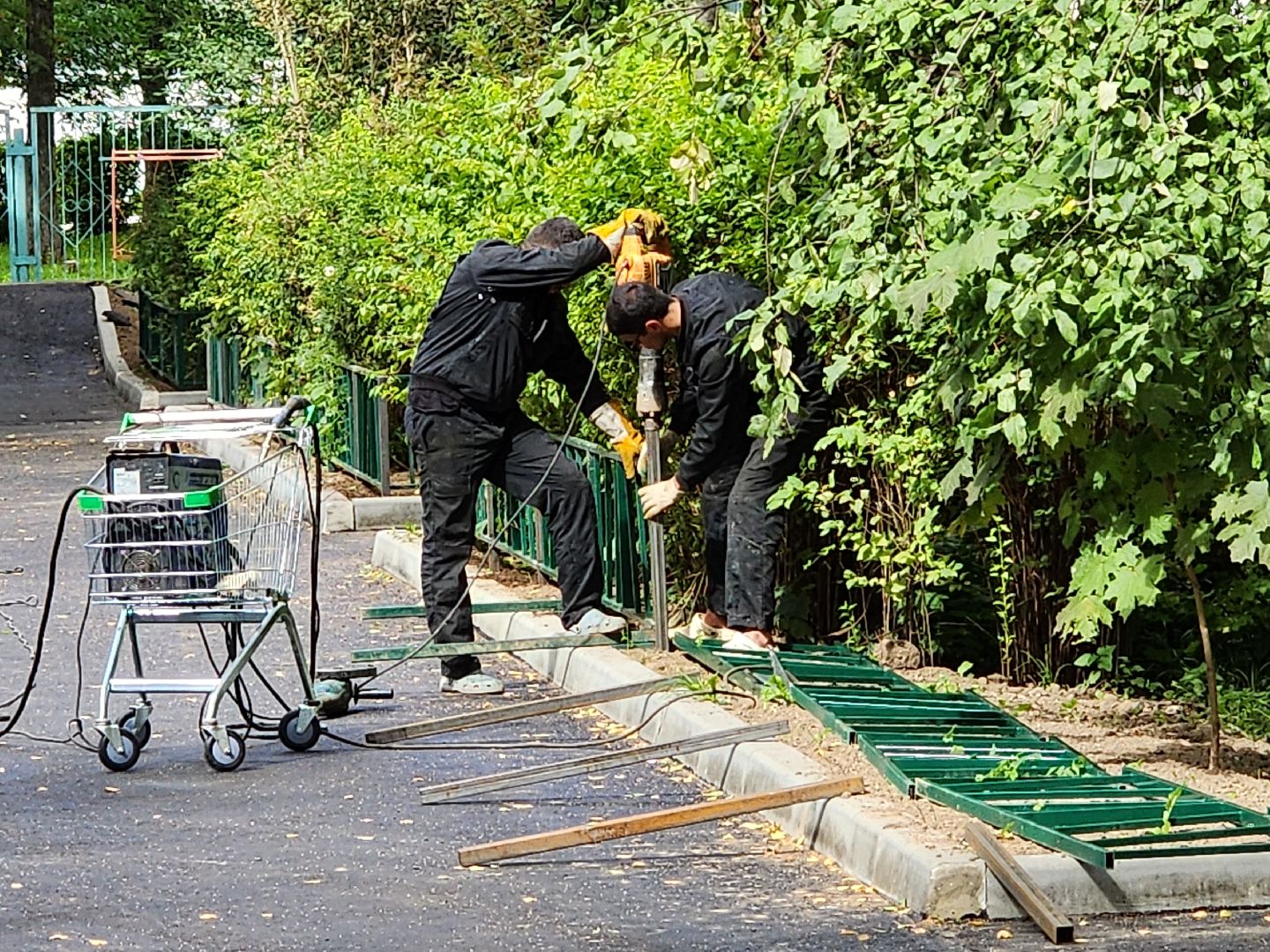 чехов, улица мира, благоустройство двора, установка ограждений, покраска ограды, наружное освещение, уличное освещение, видеокамеры, система безопасный регион, детские площадки, спортивные комплексы, парковки, пешеходные дорожки, госпрограмма московской области, зоны отдыха, формирование комфортной городской среды,