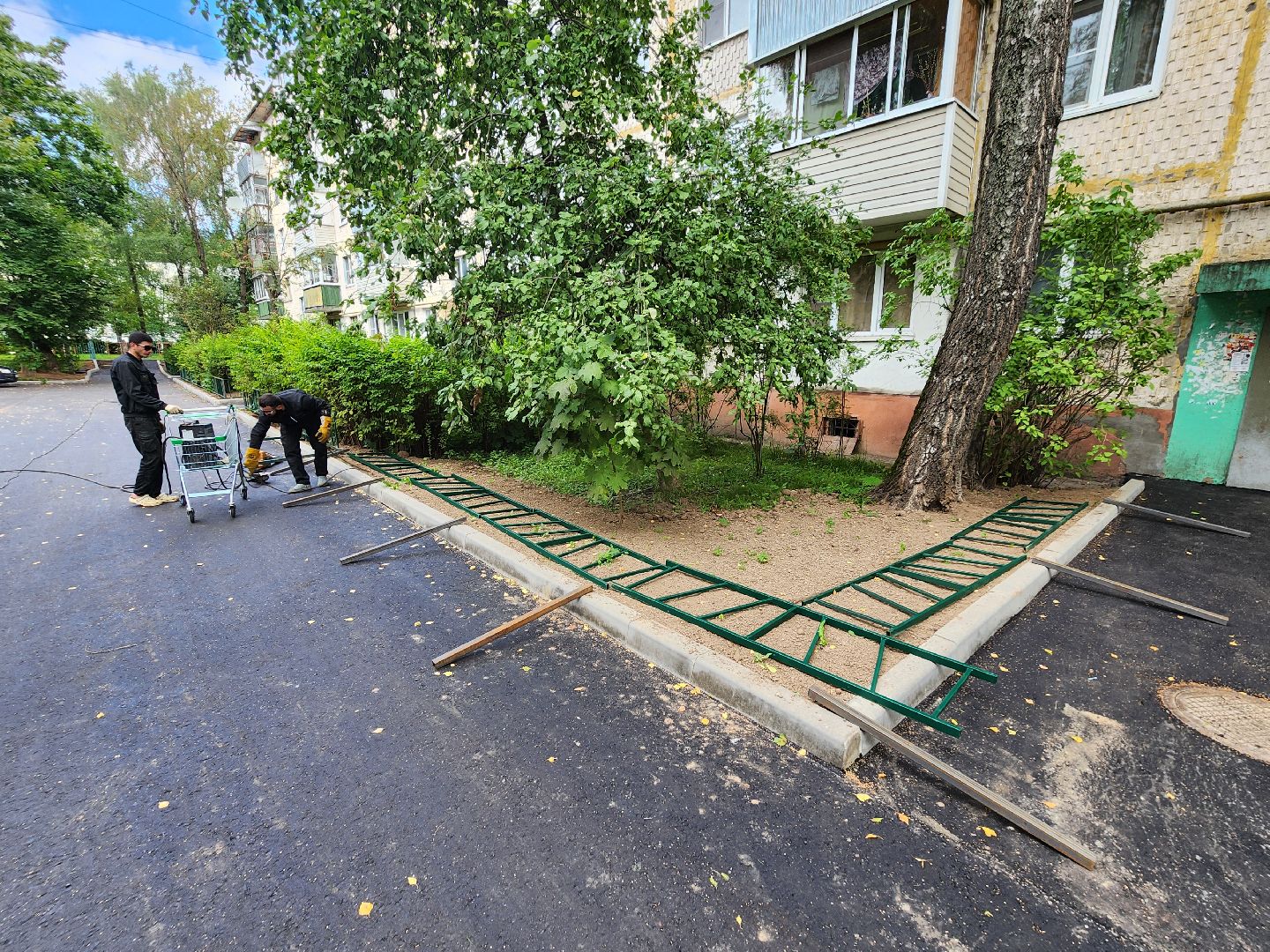 чехов, улица мира, благоустройство двора, установка ограждений, покраска ограды, наружное освещение, уличное освещение, видеокамеры, система безопасный регион, детские площадки, спортивные комплексы, парковки, пешеходные дорожки, госпрограмма московской области, зоны отдыха, формирование комфортной городской среды,