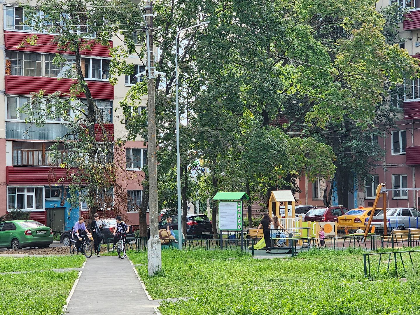 чехов, улица мира, благоустройство двора, установка ограждений, покраска ограды, наружное освещение, уличное освещение, видеокамеры, система безопасный регион, детские площадки, спортивные комплексы, парковки, пешеходные дорожки, госпрограмма московской области, зоны отдыха, формирование комфортной городской среды,