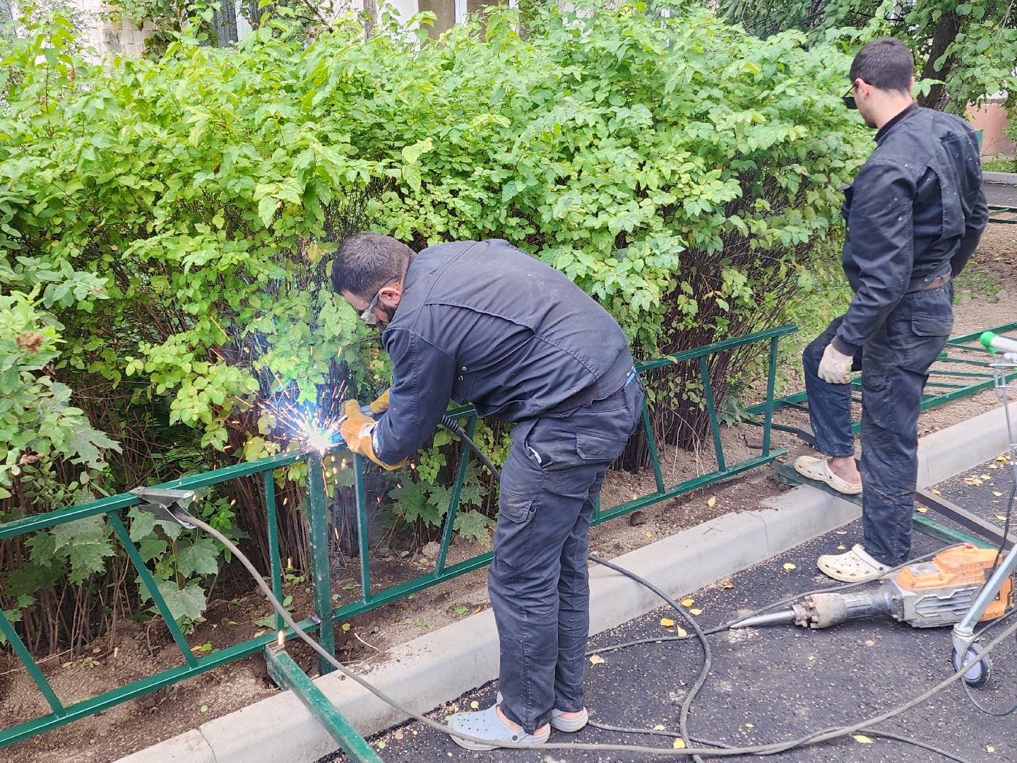 чехов, улица мира, благоустройство двора, установка ограждений, покраска ограды, наружное освещение, уличное освещение, видеокамеры, система безопасный регион, детские площадки, спортивные комплексы, парковки, пешеходные дорожки, госпрограмма московской области, зоны отдыха, формирование комфортной городской среды,