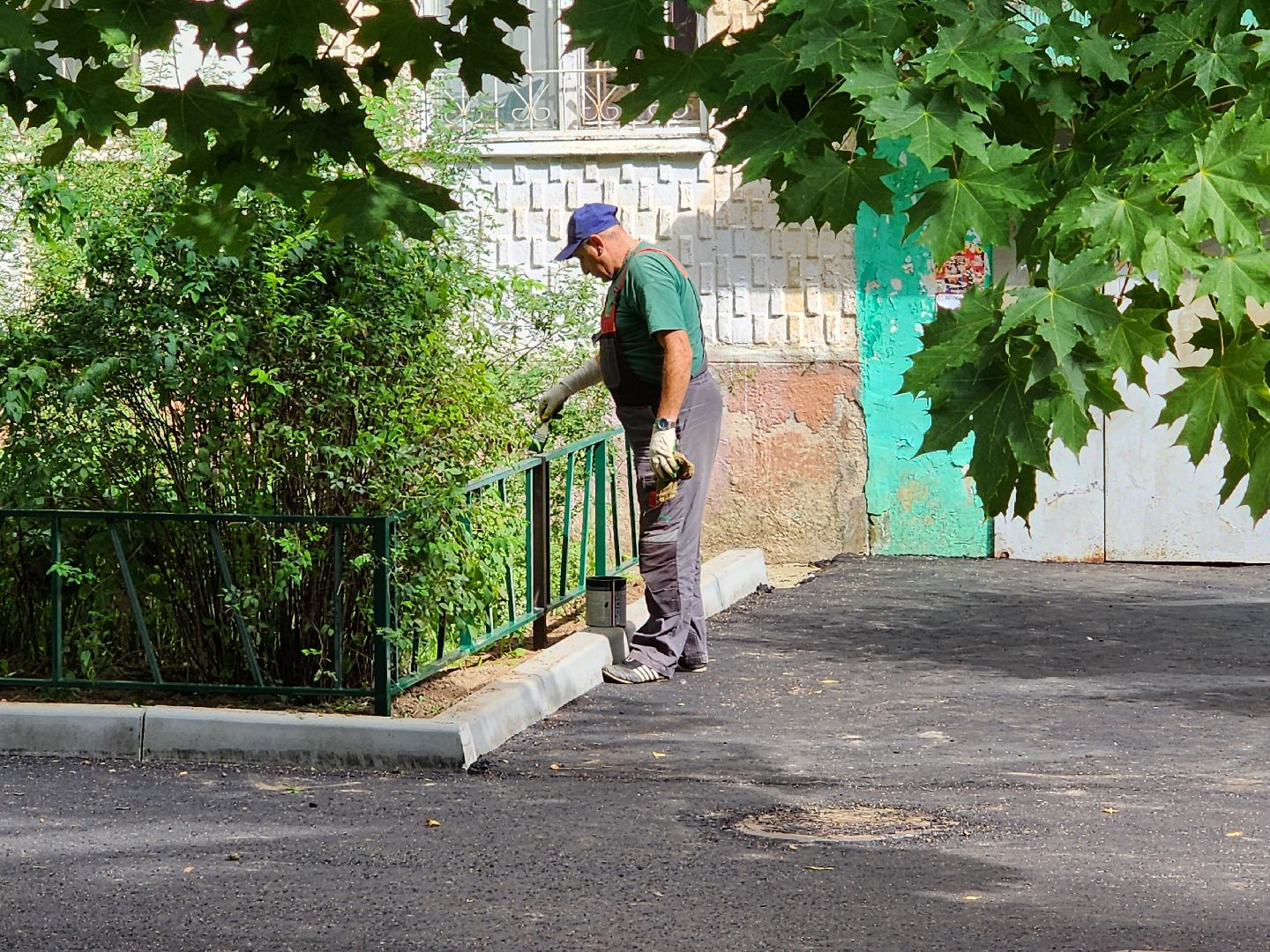 чехов, улица мира, благоустройство двора, установка ограждений, покраска ограды, наружное освещение, уличное освещение, видеокамеры, система безопасный регион, детские площадки, спортивные комплексы, парковки, пешеходные дорожки, госпрограмма московской области, зоны отдыха, формирование комфортной городской среды,