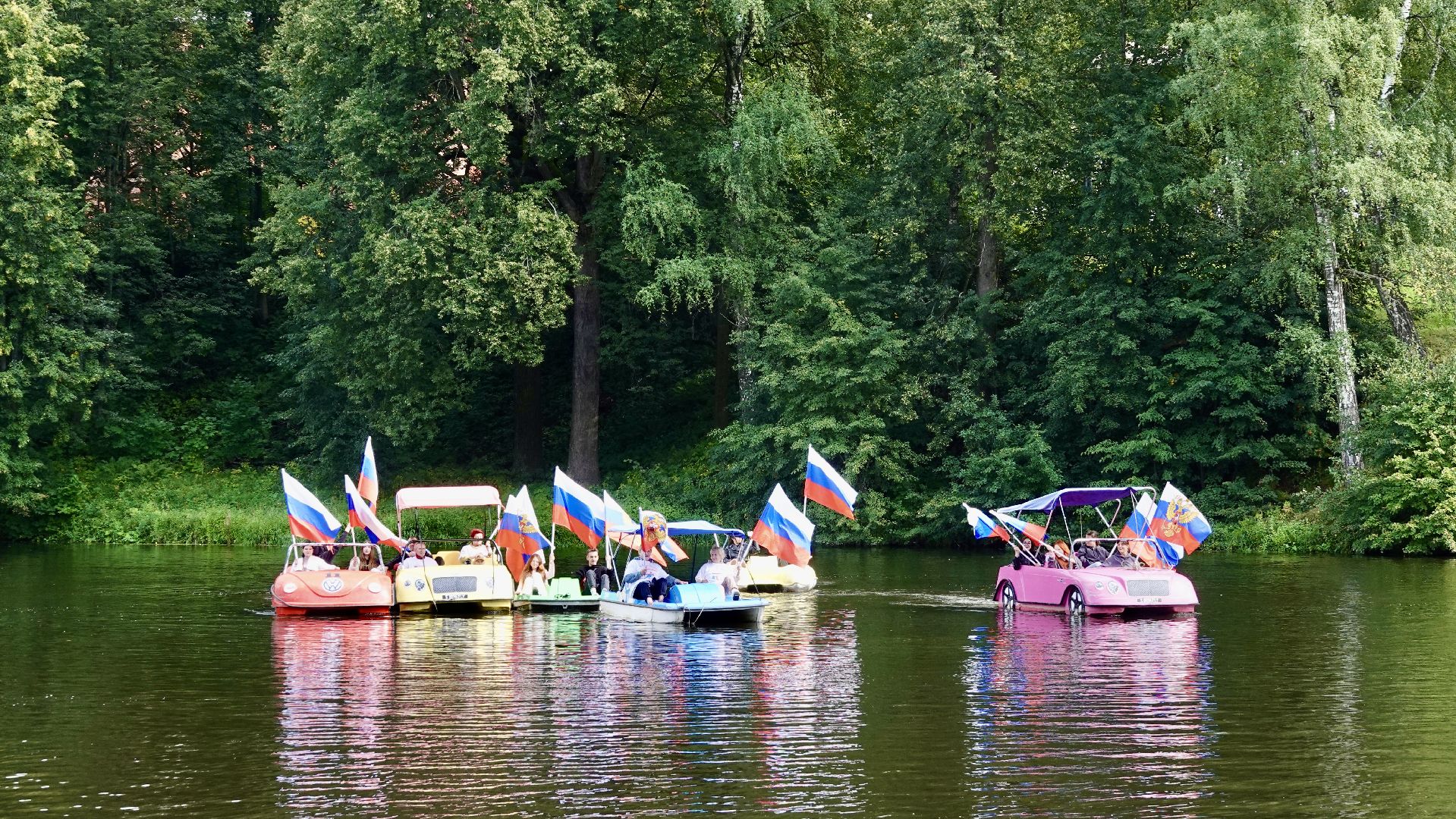флешмоб , сергиев посад, сергиево-посадский городской округ, день российского флага, триколор, парки мо, скитские пруды, акция, молодежь, активное долголетие,