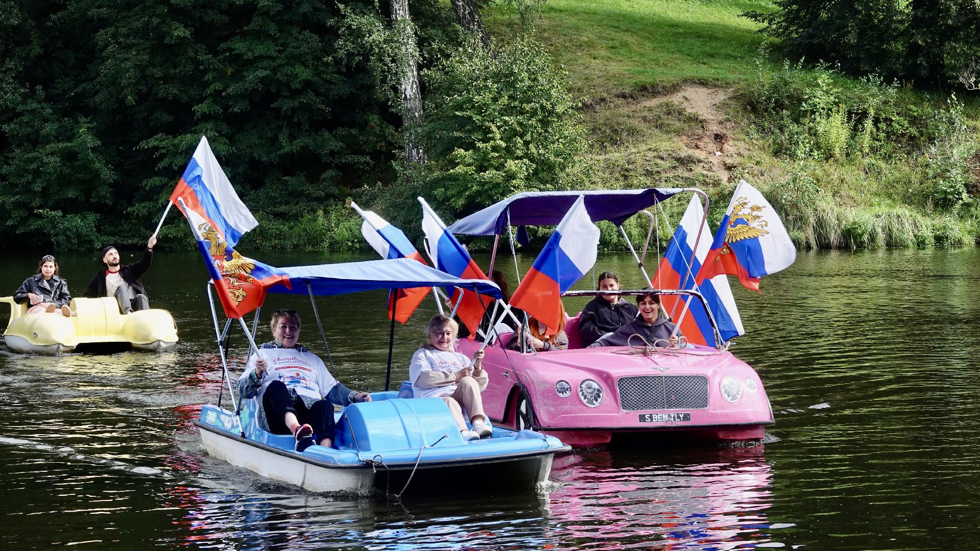 флешмоб , сергиев посад, сергиево-посадский городской округ, день российского флага, триколор, парки мо, скитские пруды, акция, молодежь, активное долголетие,