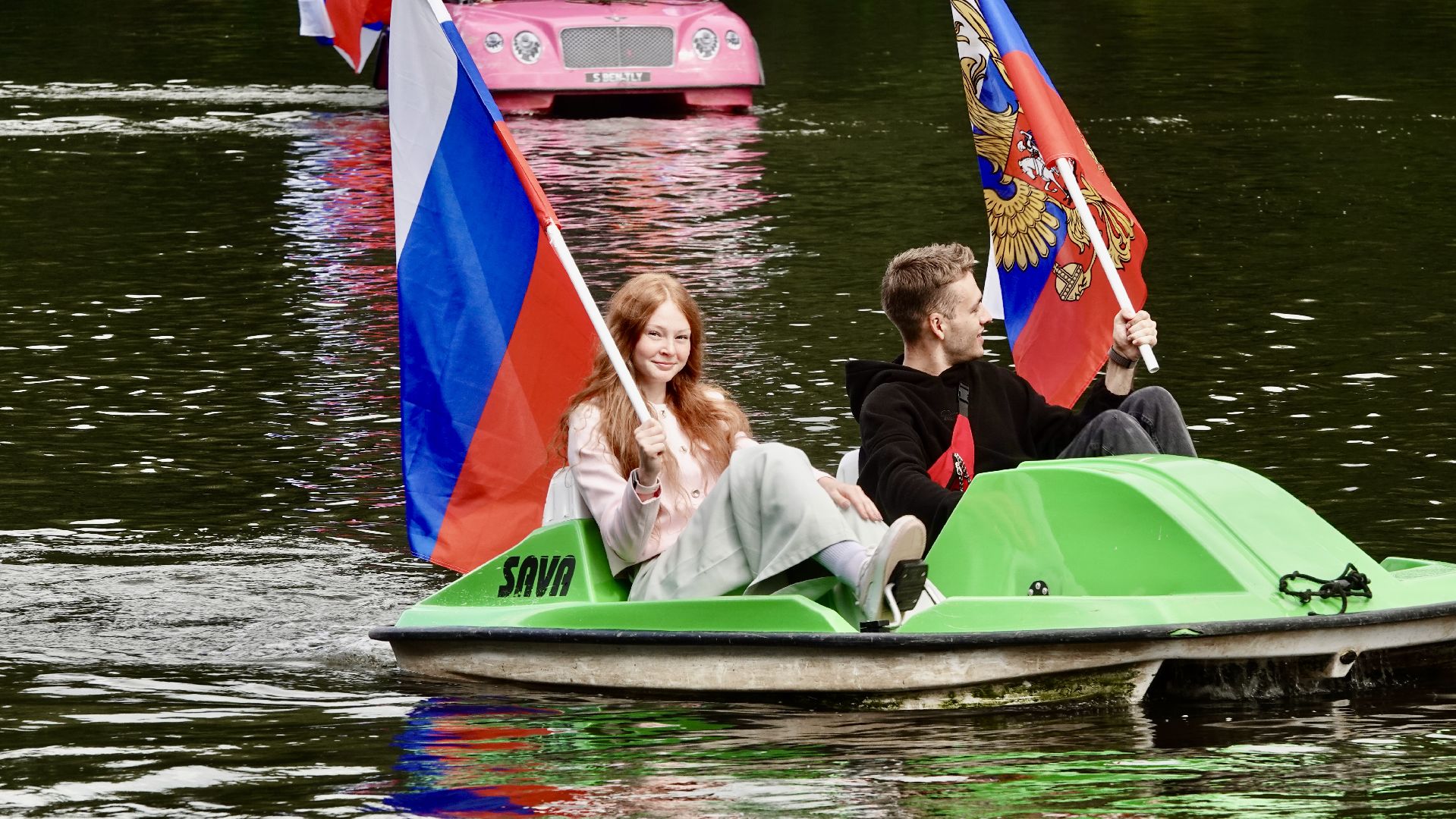 флешмоб , сергиев посад, сергиево-посадский городской округ, день российского флага, триколор, парки мо, скитские пруды, акция, молодежь, активное долголетие,