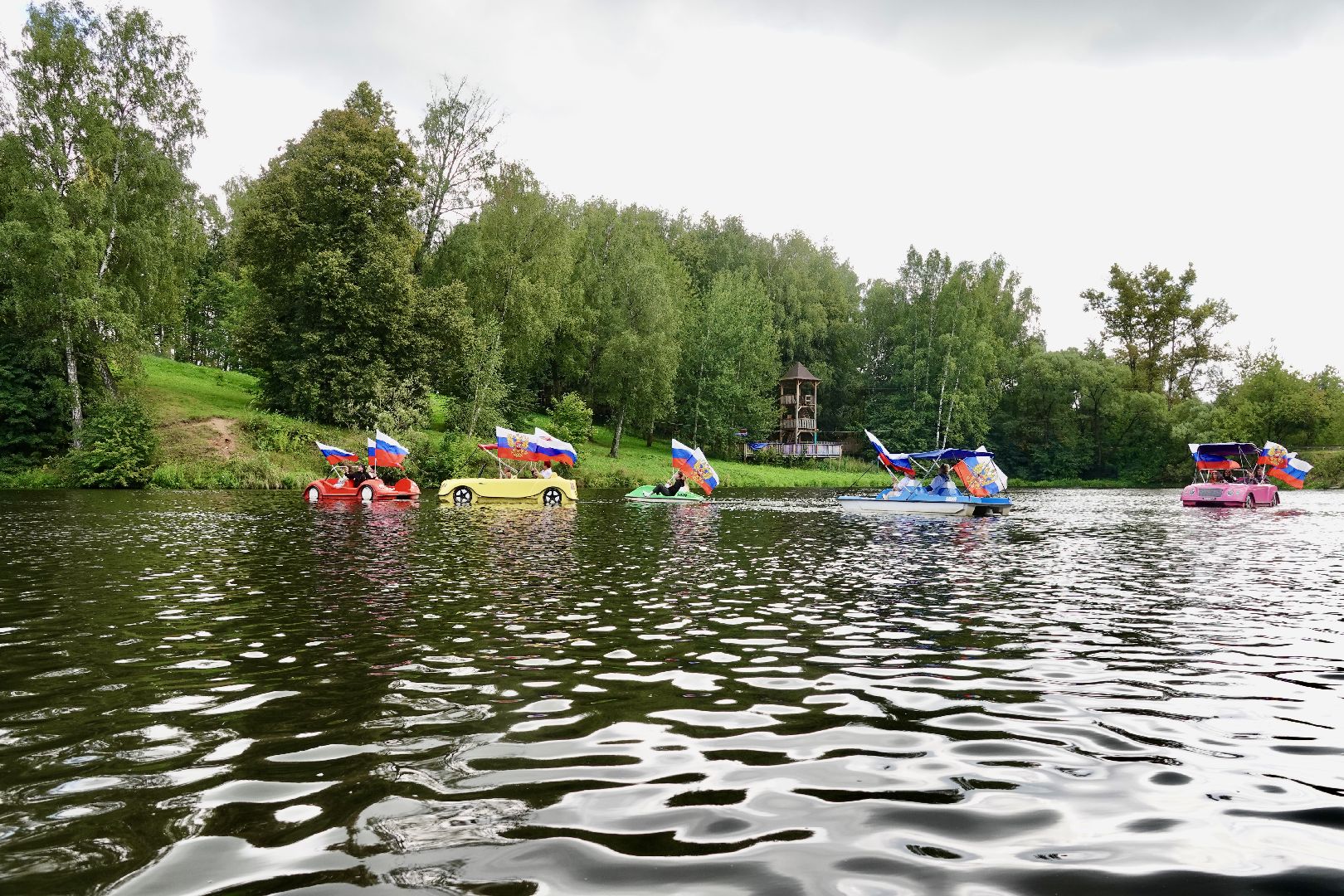 флешмоб , сергиев посад, сергиево-посадский городской округ, день российского флага, триколор, парки мо, скитские пруды, акция, молодежь, активное долголетие,
