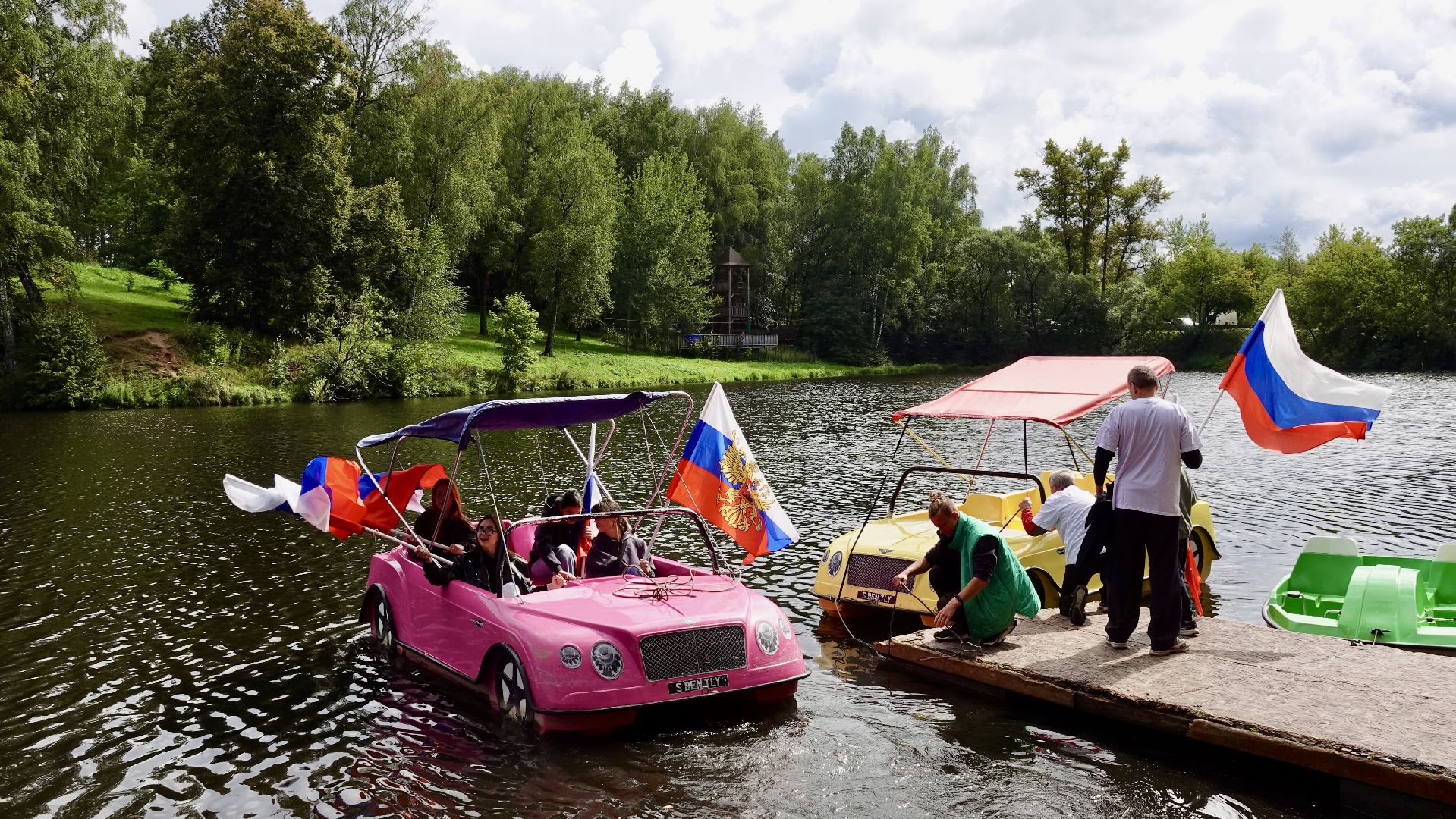 флешмоб , сергиев посад, сергиево-посадский городской округ, день российского флага, триколор, парки мо, скитские пруды, акция, молодежь, активное долголетие,