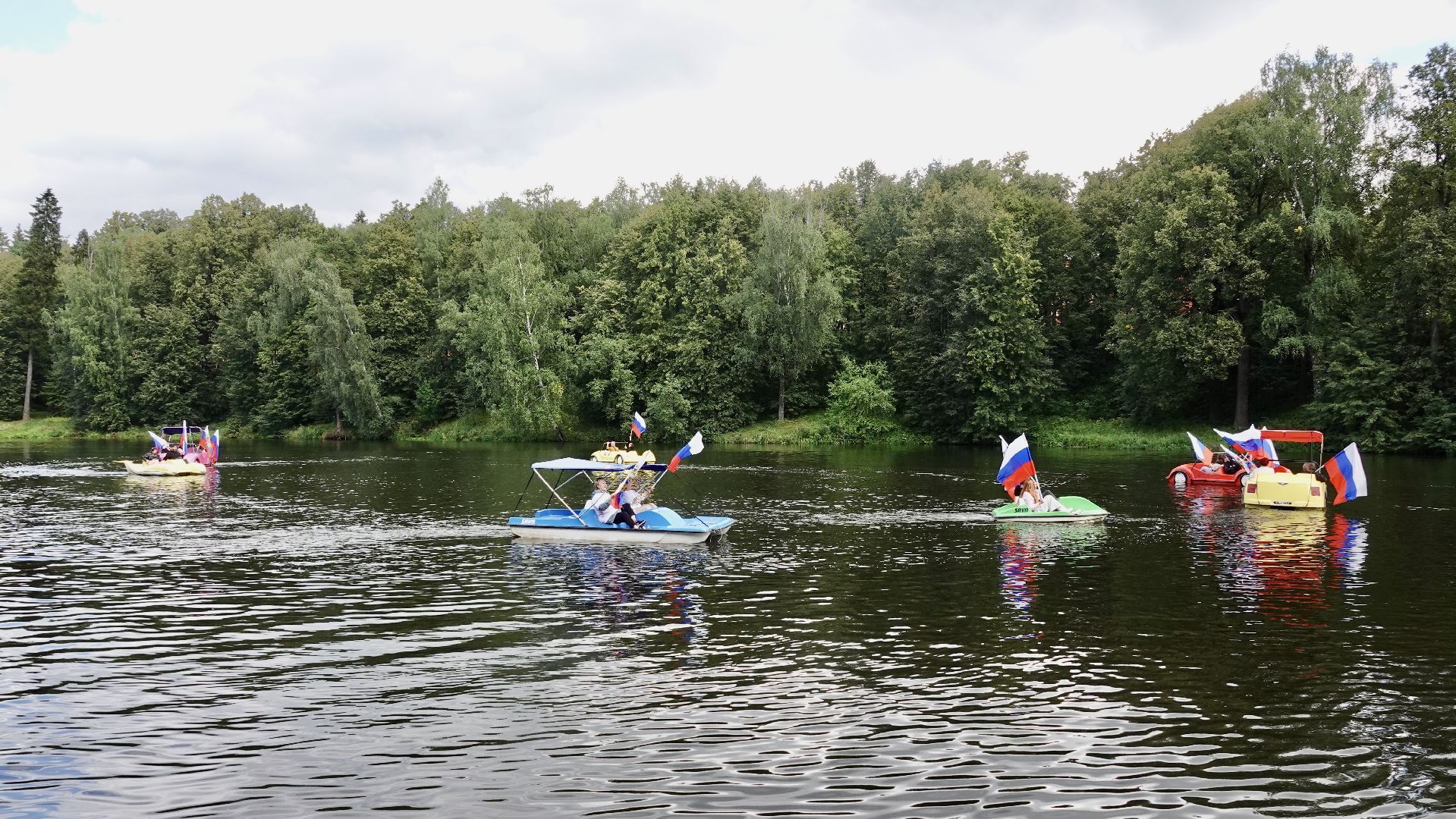 флешмоб , сергиев посад, сергиево-посадский городской округ, день российского флага, триколор, парки мо, скитские пруды, акция, молодежь, активное долголетие,