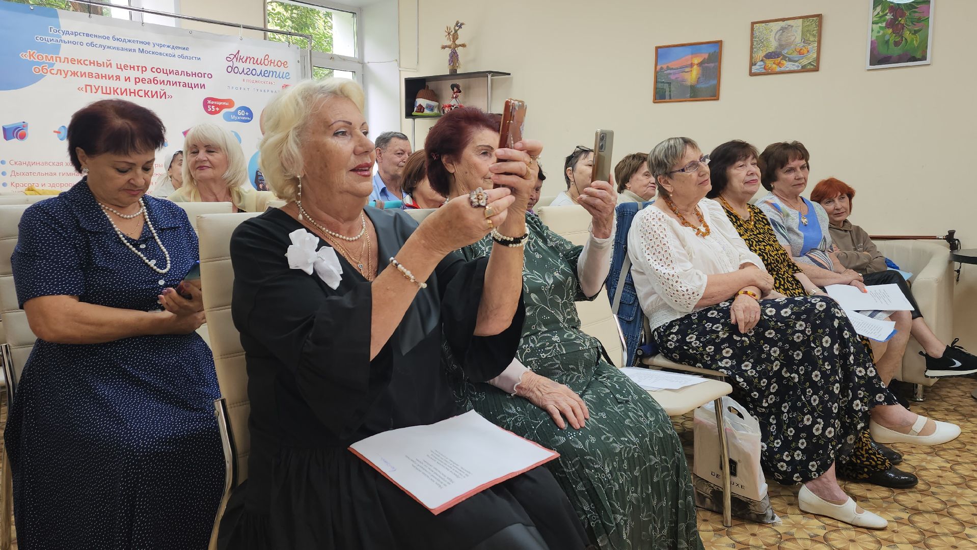 вертикалки, активное долголети, пушкино, день россии 2025, концерт, песни о родине, песни и танцы,любовь к родине,зрители,государственный праздник,