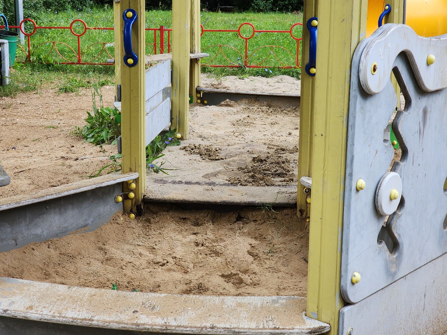 Черноголовка, детска игровая площадка, песочница,