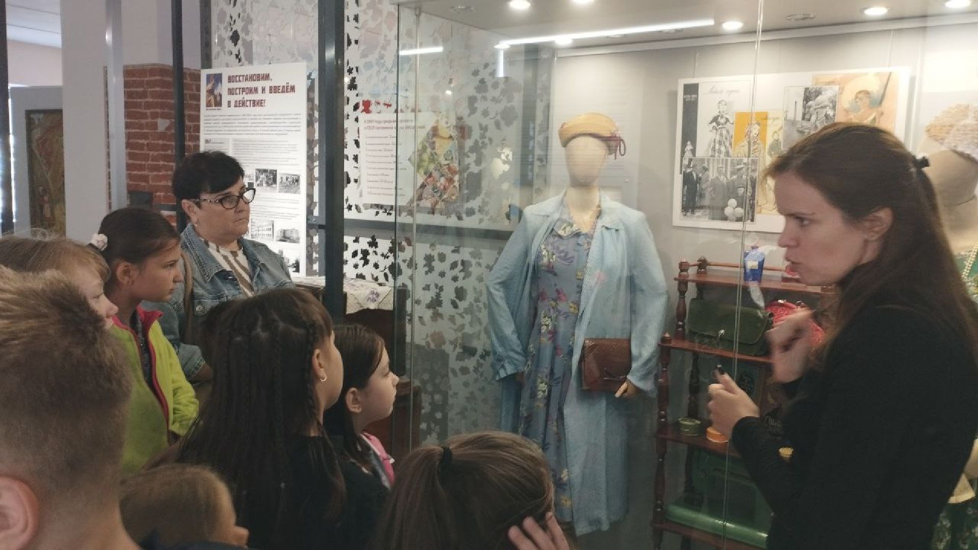 вертикалки, ивантеевка, щёлково, историко-художественный музей, художественная выставка, дети с овз, центр социального обслуживания, экскурсия, социализация детей,