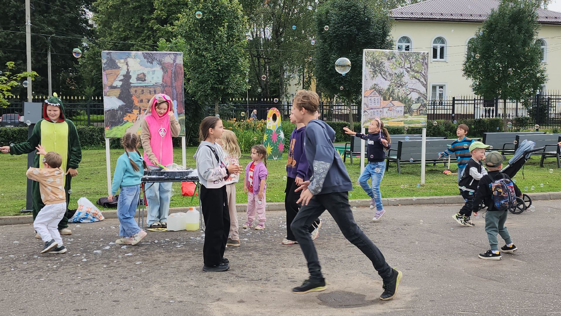 хотьково, сергиево-посадский городской округ, парк покровский, день флага россии, флешмоб в парке,