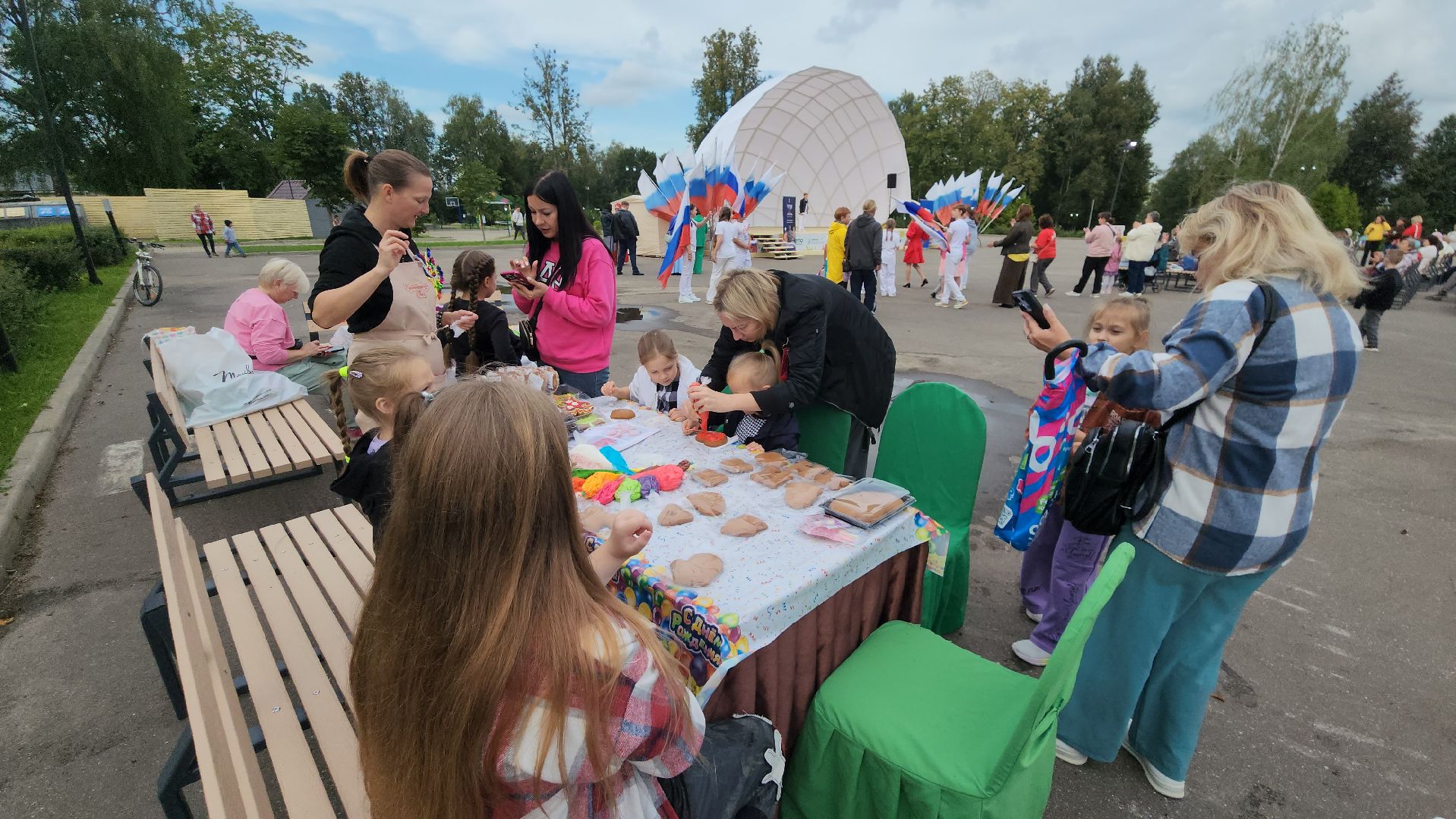 хотьково, сергиево-посадский городской округ, парк покровский, день флага россии, флешмоб в парке,