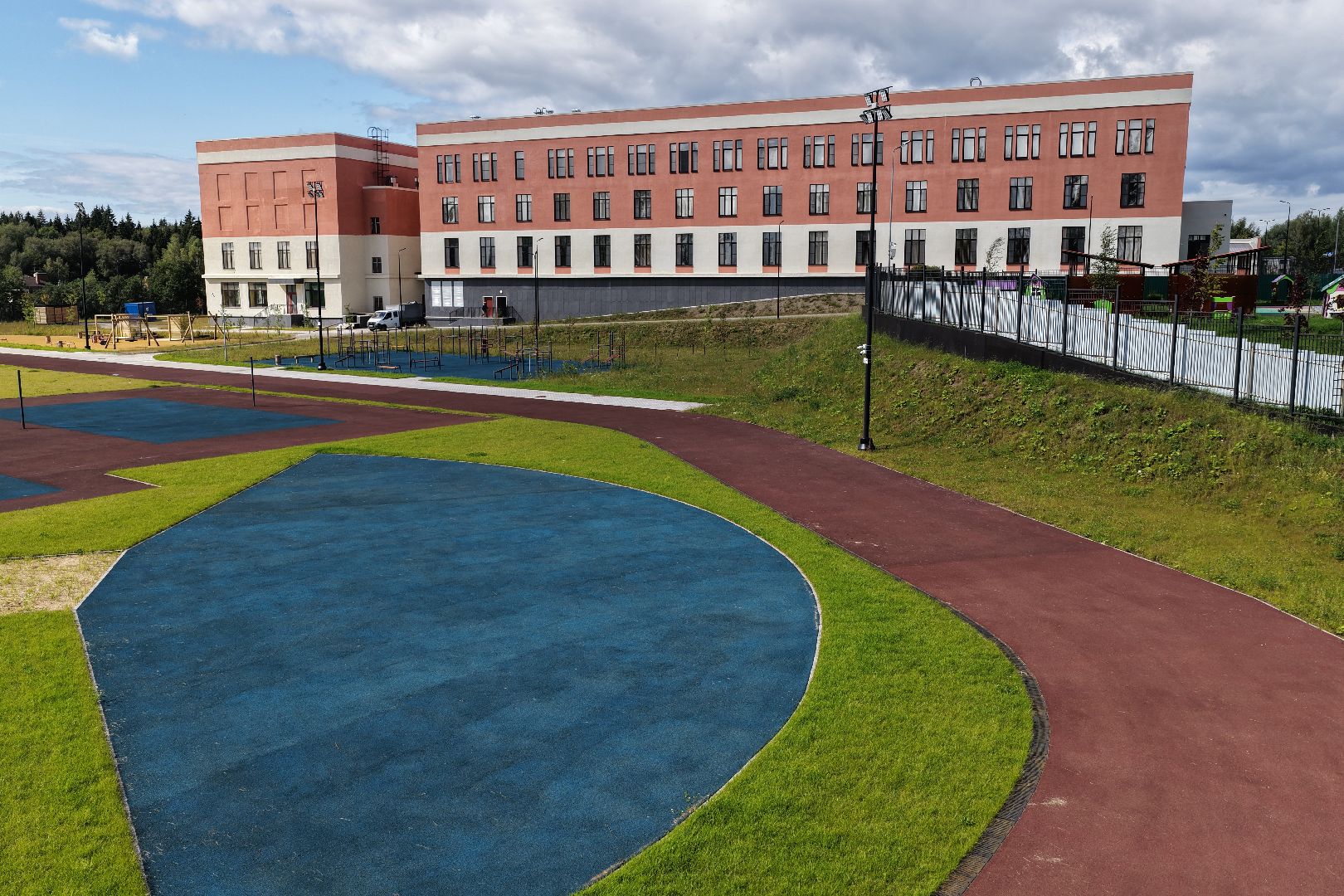 видео с коптера, школа в ЖК Митино О2, новая школа в красногорске,