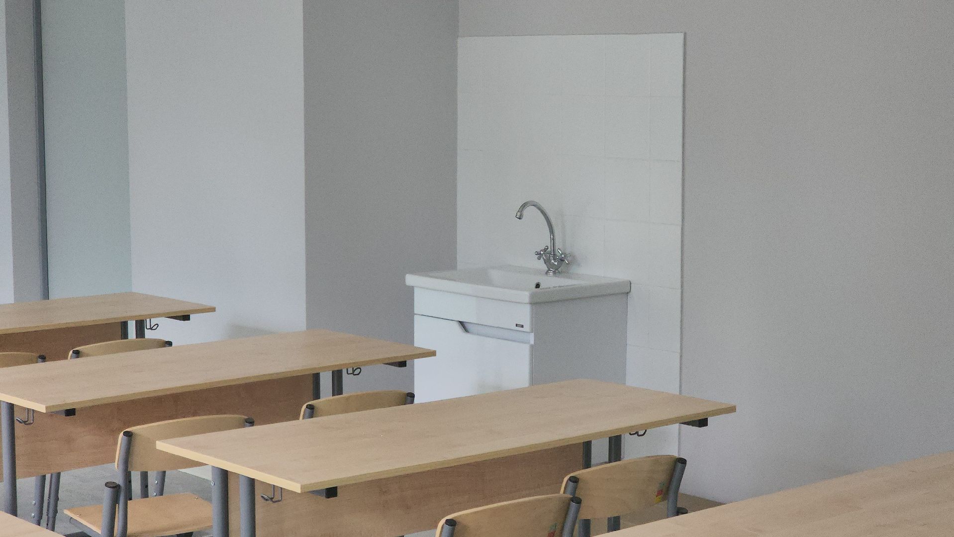 долгопрудный, школы, капремонт, робот-мойщик, благоустройство пришкольной территории,  фасад, цоколь, парты,