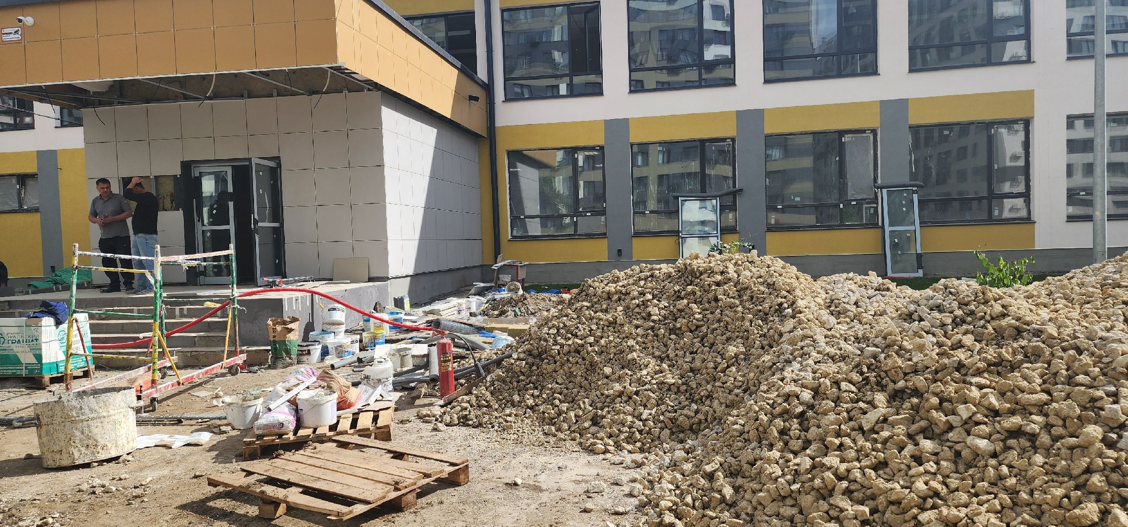 долгопрудный, школы, капремонт, робот-мойщик, благоустройство пришкольной территории,  фасад, цоколь, парты,