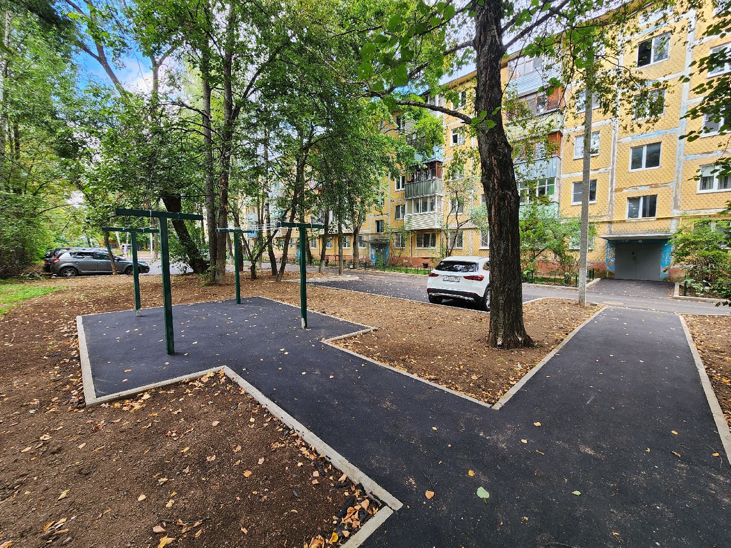 чехов, улица мира, благоустройство двора, ремонт проездов, новые пешеходные дорожки и тропинки, расширение парковок, новые автостоянки, улучшение наружного освещения, детские и спортивные площадки, дорожный ремонт, уборка территории,  озеленение двора, госпрограмма московской области, зоны отдыха, формирование комфортной городской среды,