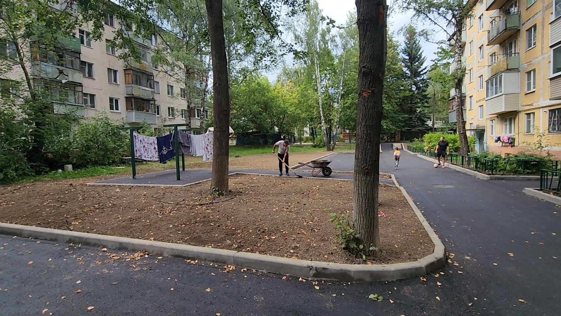 чехов, улица мира, благоустройство двора, ремонт проездов, новые пешеходные дорожки и тропинки, расширение парковок, новые автостоянки, улучшение наружного освещения, детские и спортивные площадки, дорожный ремонт, уборка территории,  озеленение двора, госпрограмма московской области, зоны отдыха, формирование комфортной городской среды,