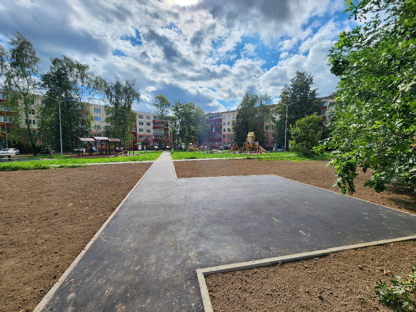 чехов, улица мира, благоустройство двора, ремонт проездов, новые пешеходные дорожки и тропинки, расширение парковок, новые автостоянки, улучшение наружного освещения, детские и спортивные площадки, дорожный ремонт, уборка территории,  озеленение двора, госпрограмма московской области, зоны отдыха, формирование комфортной городской среды,