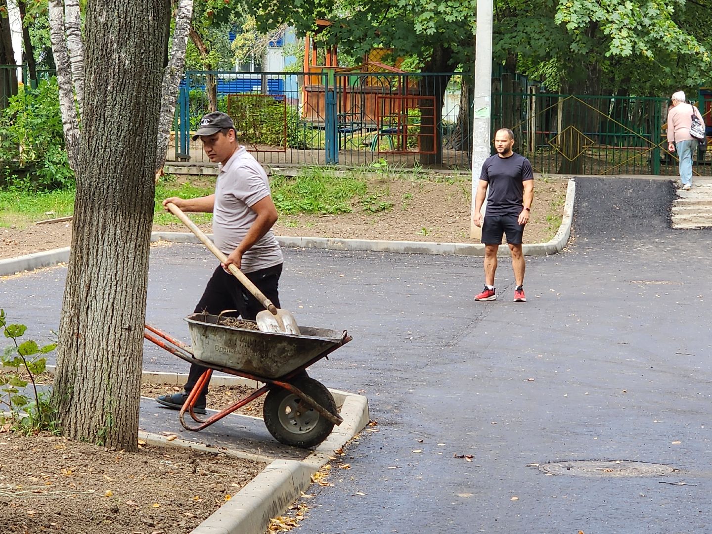 чехов, улица мира, благоустройство двора, ремонт проездов, новые пешеходные дорожки и тропинки, расширение парковок, новые автостоянки, улучшение наружного освещения, детские и спортивные площадки, дорожный ремонт, уборка территории,  озеленение двора, госпрограмма московской области, зоны отдыха, формирование комфортной городской среды,