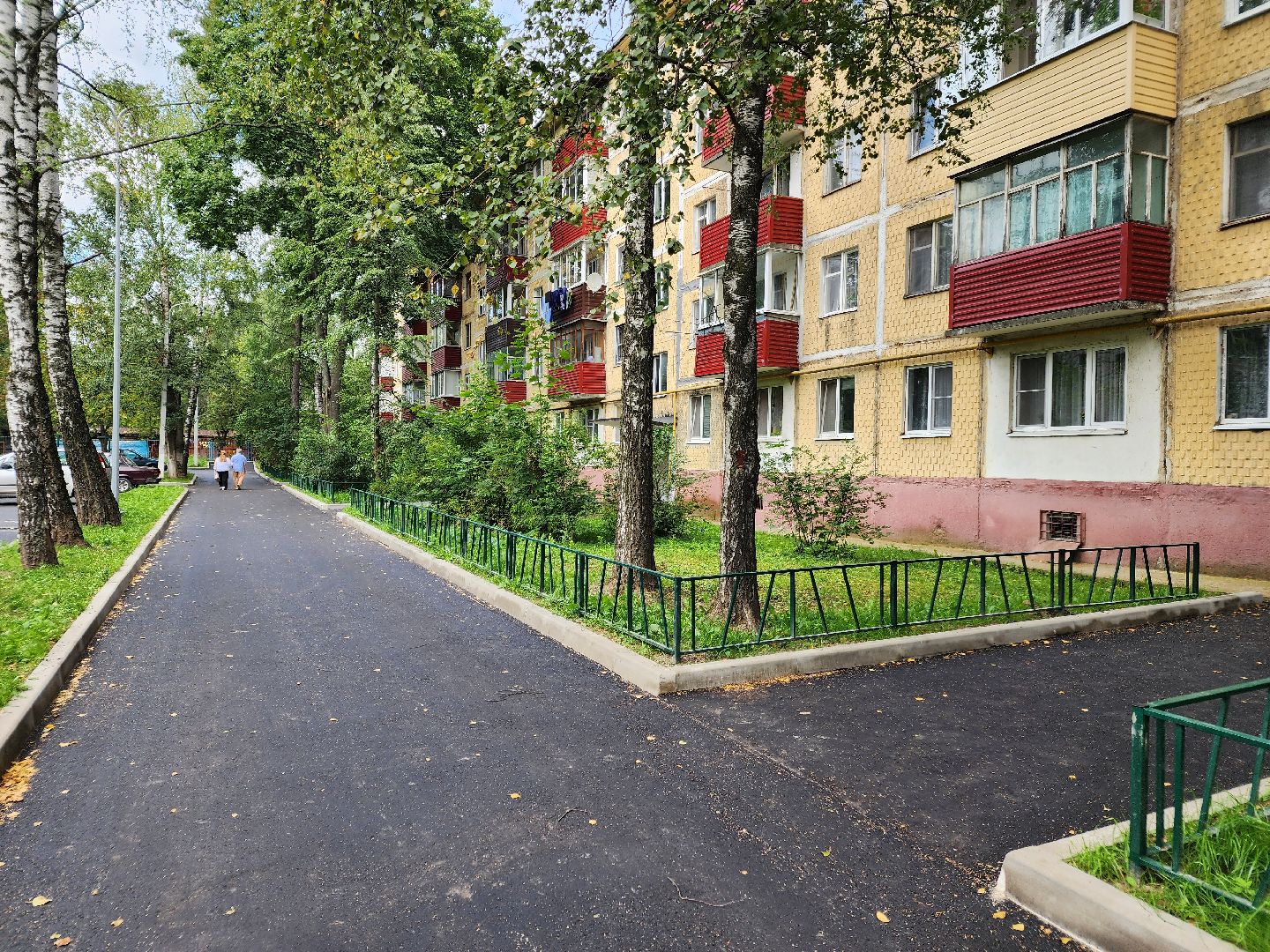 чехов, улица мира, благоустройство двора, ремонт проездов, новые пешеходные дорожки и тропинки, расширение парковок, новые автостоянки, улучшение наружного освещения, детские и спортивные площадки, дорожный ремонт, уборка территории,  озеленение двора, госпрограмма московской области, зоны отдыха, формирование комфортной городской среды,