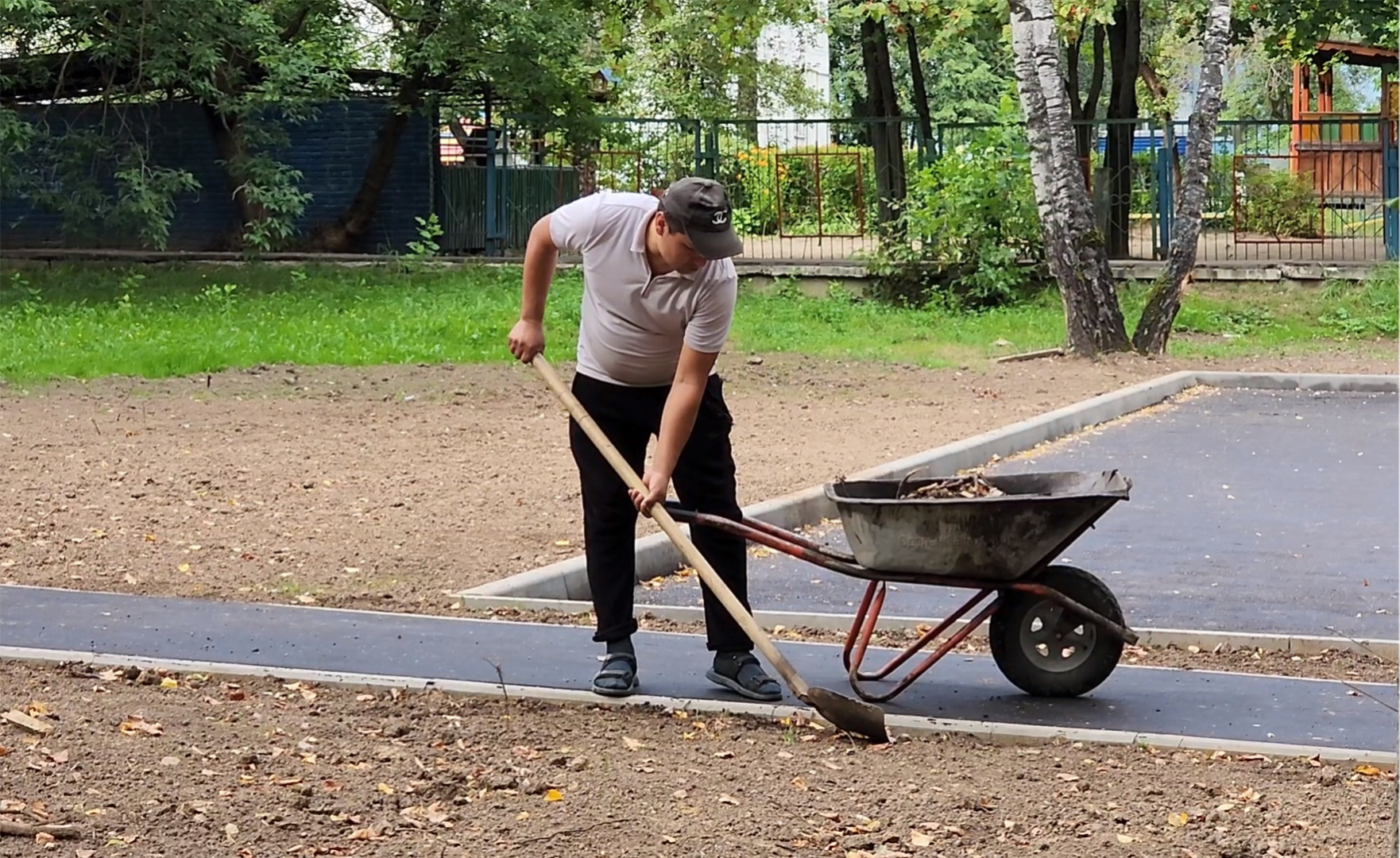 чехов, улица мира, благоустройство двора, ремонт проездов, новые пешеходные дорожки и тропинки, расширение парковок, новые автостоянки, улучшение наружного освещения, детские и спортивные площадки, дорожный ремонт, уборка территории,  озеленение двора, госпрограмма московской области, зоны отдыха, формирование комфортной городской среды,